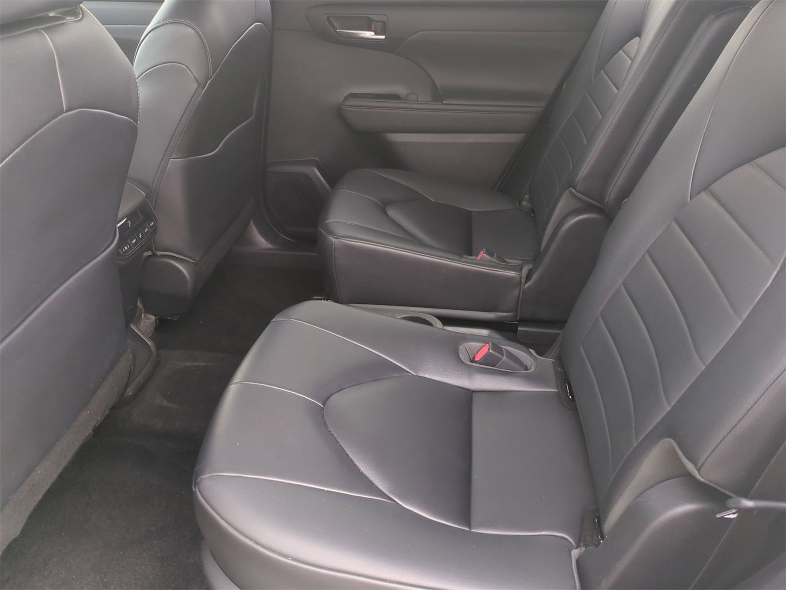 Thumbnail: 2023 Toyota Highlander - 20