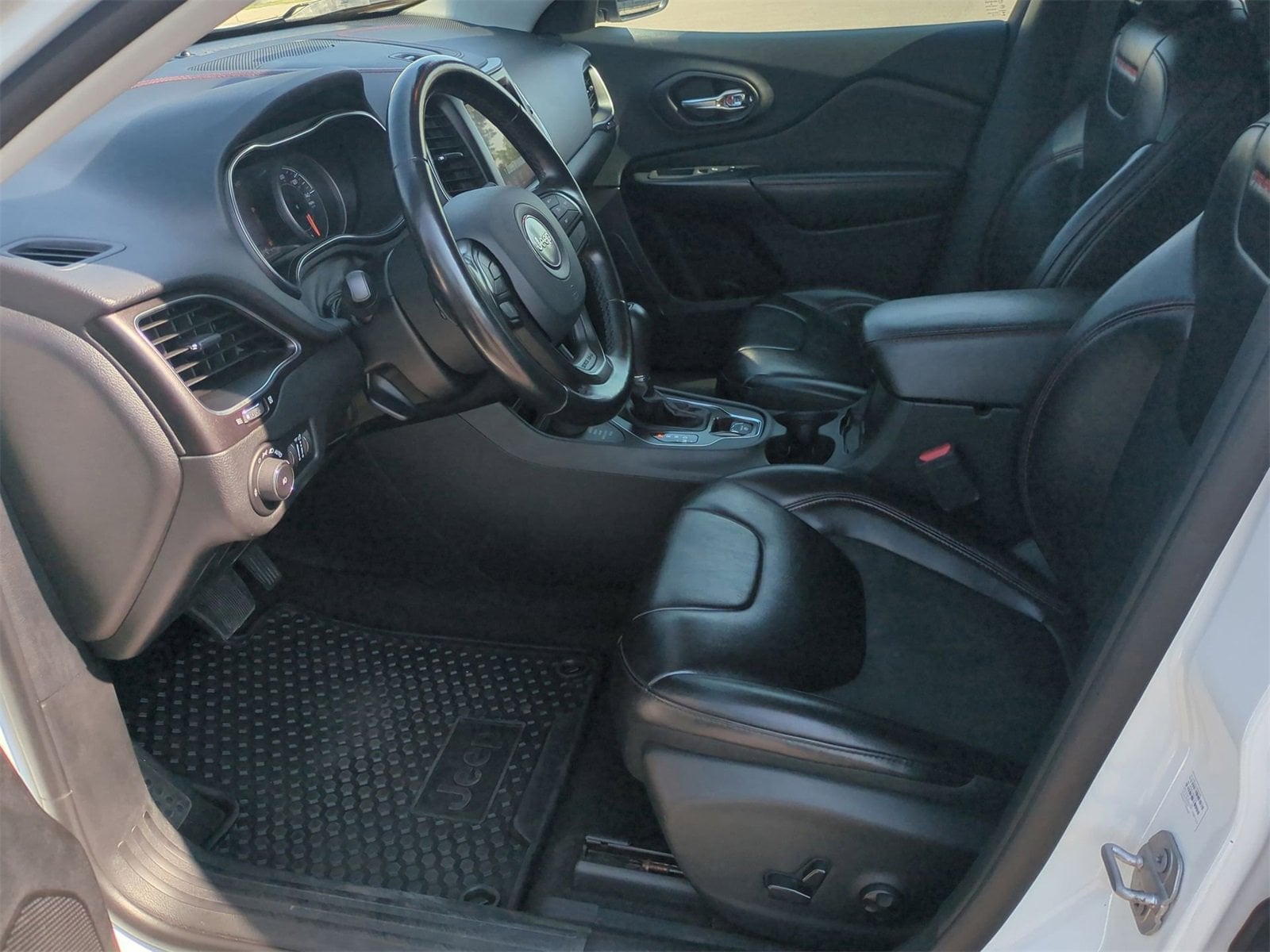 Thumbnail: 2020 Jeep Cherokee - 16
