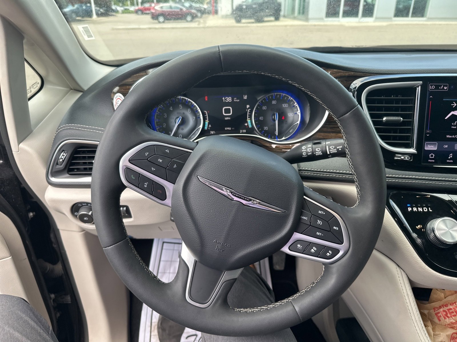 Thumbnail: 2023 Chrysler Pacifica - 6