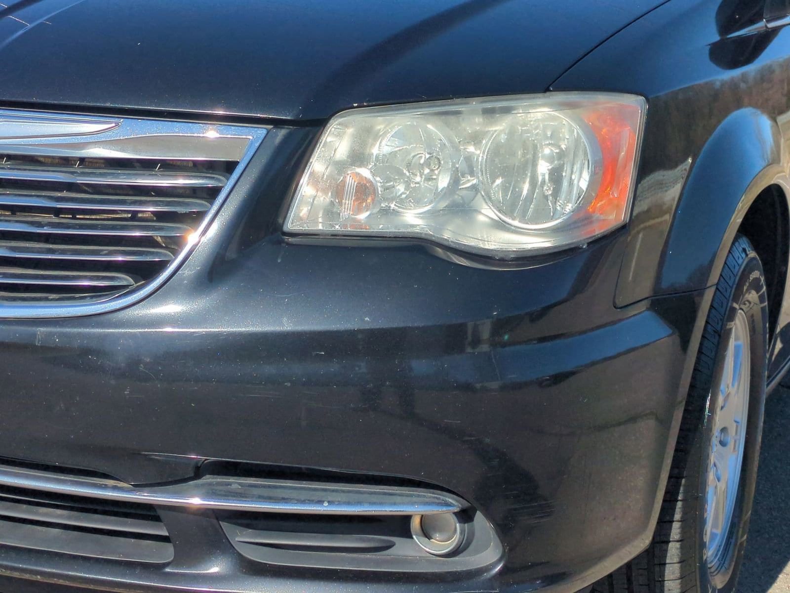 Thumbnail: 2013 Chrysler Town & Country - 11