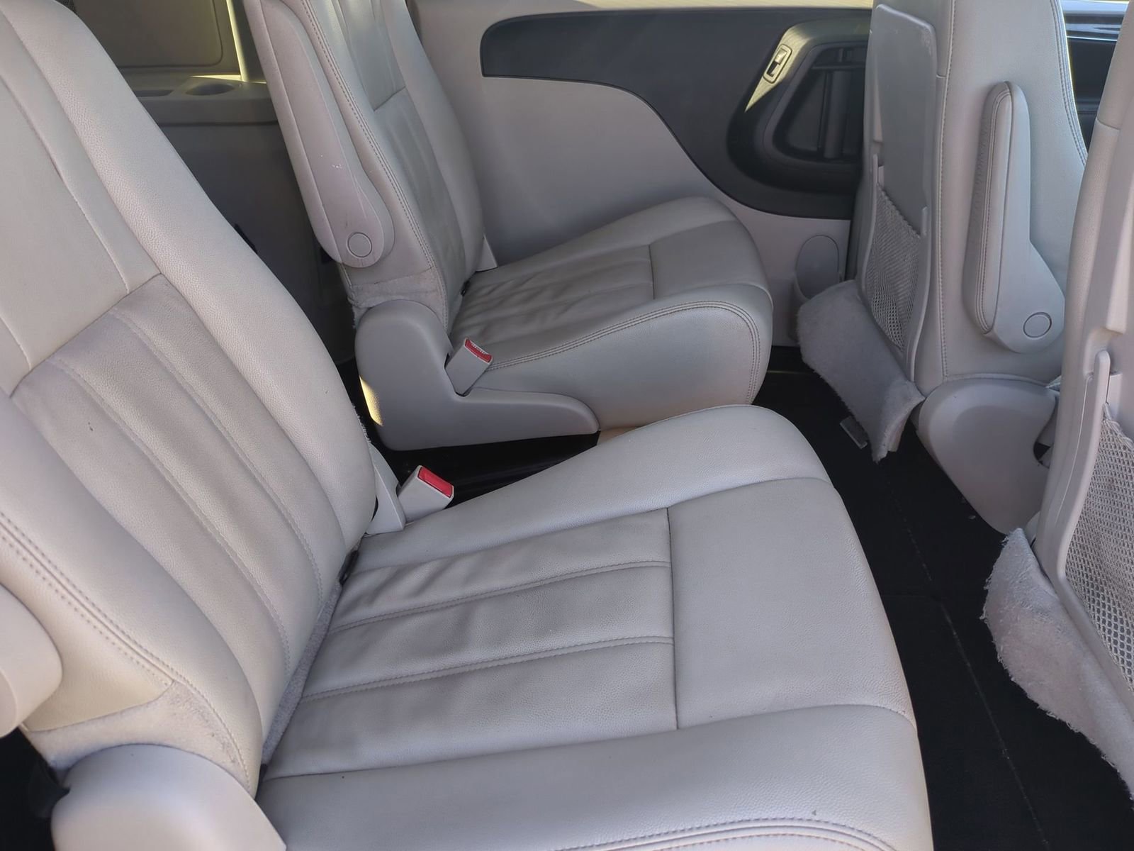 Thumbnail: 2013 Chrysler Town & Country - 20