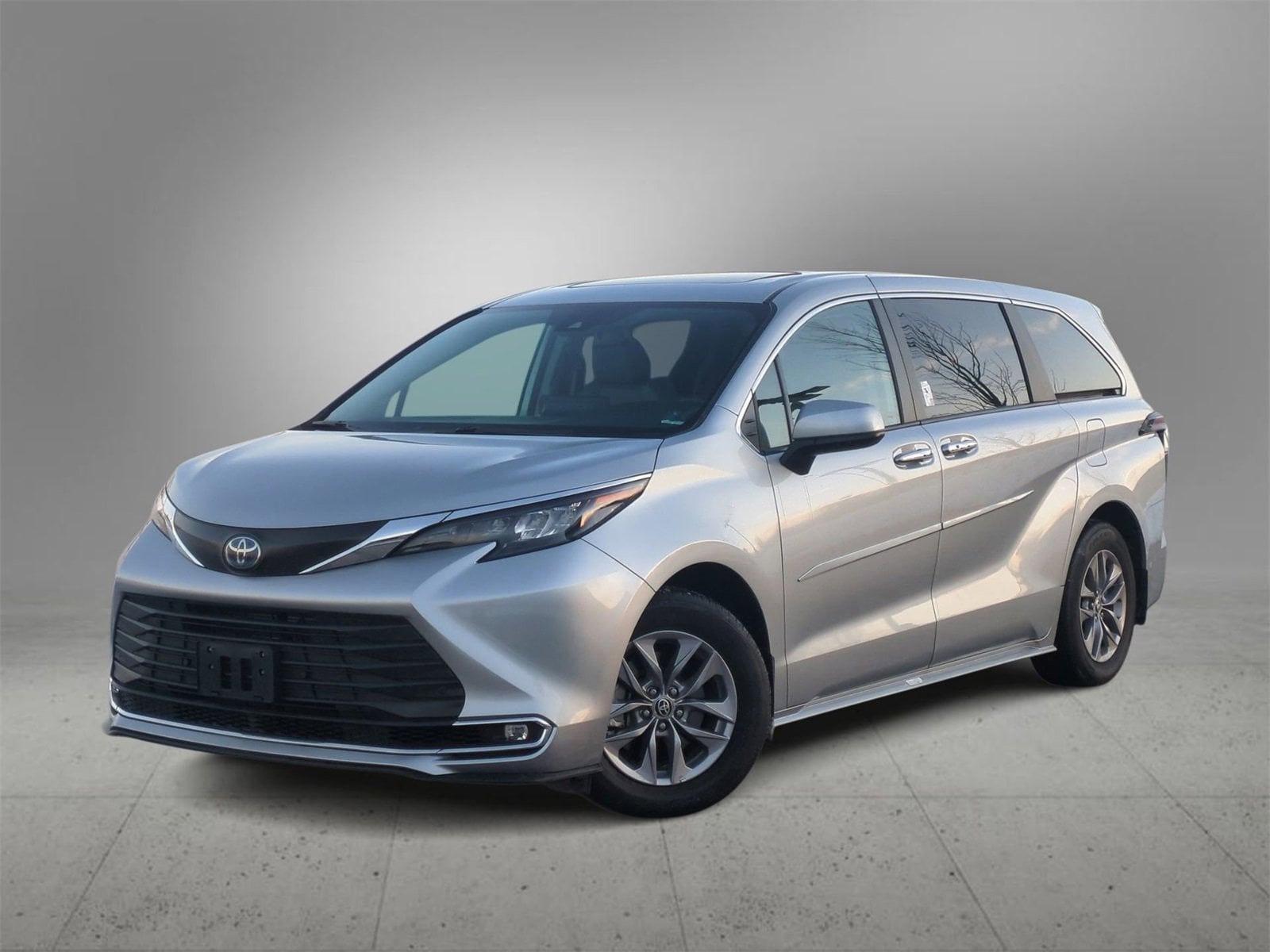 2024 Toyota Sienna XLE's photo