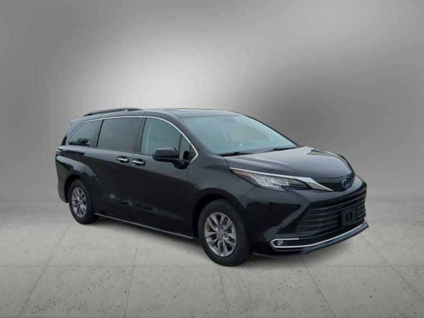 2023 Toyota Sienna XLE 2
