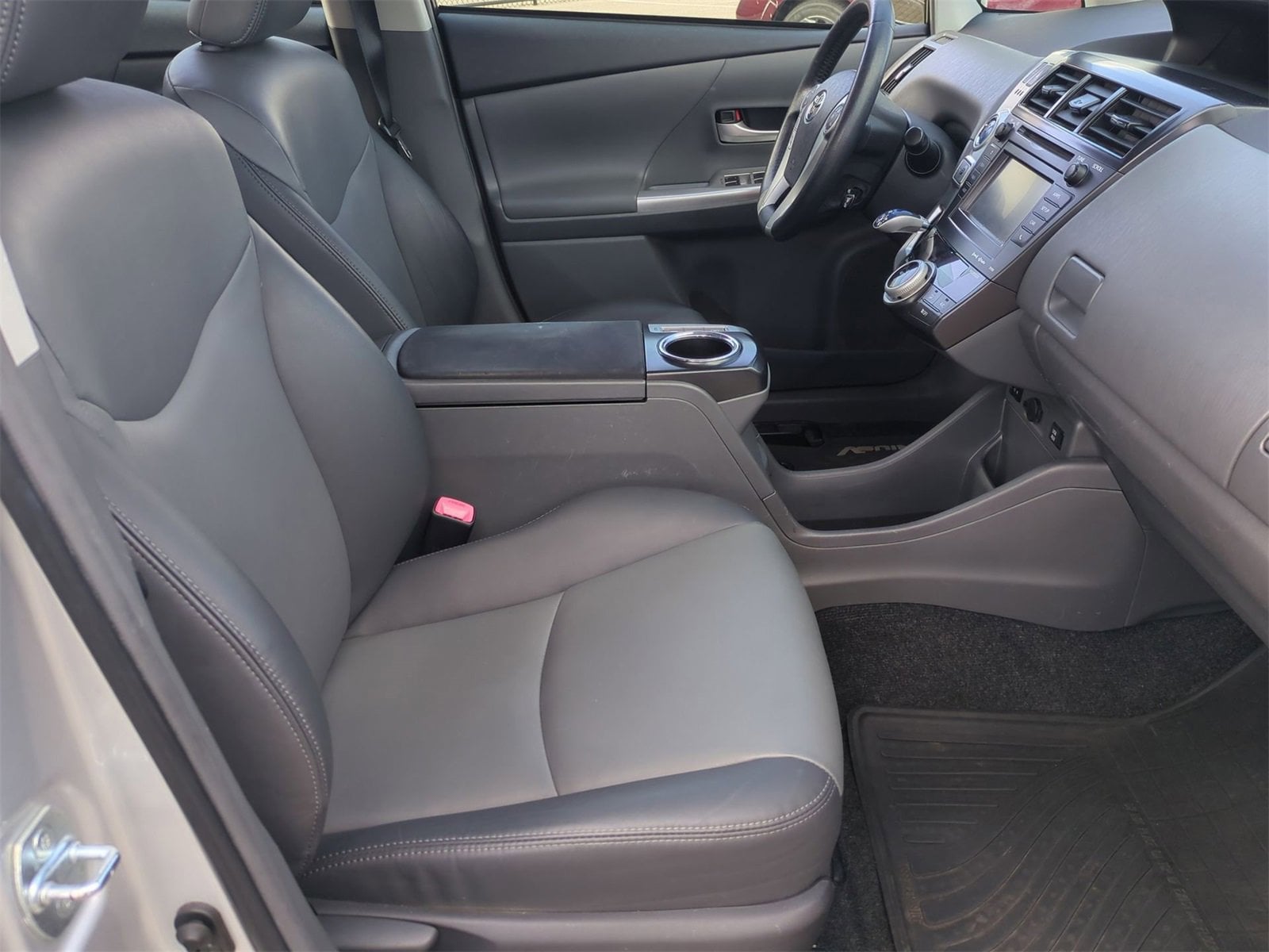 Thumbnail: 2014 Toyota Prius v - 21
