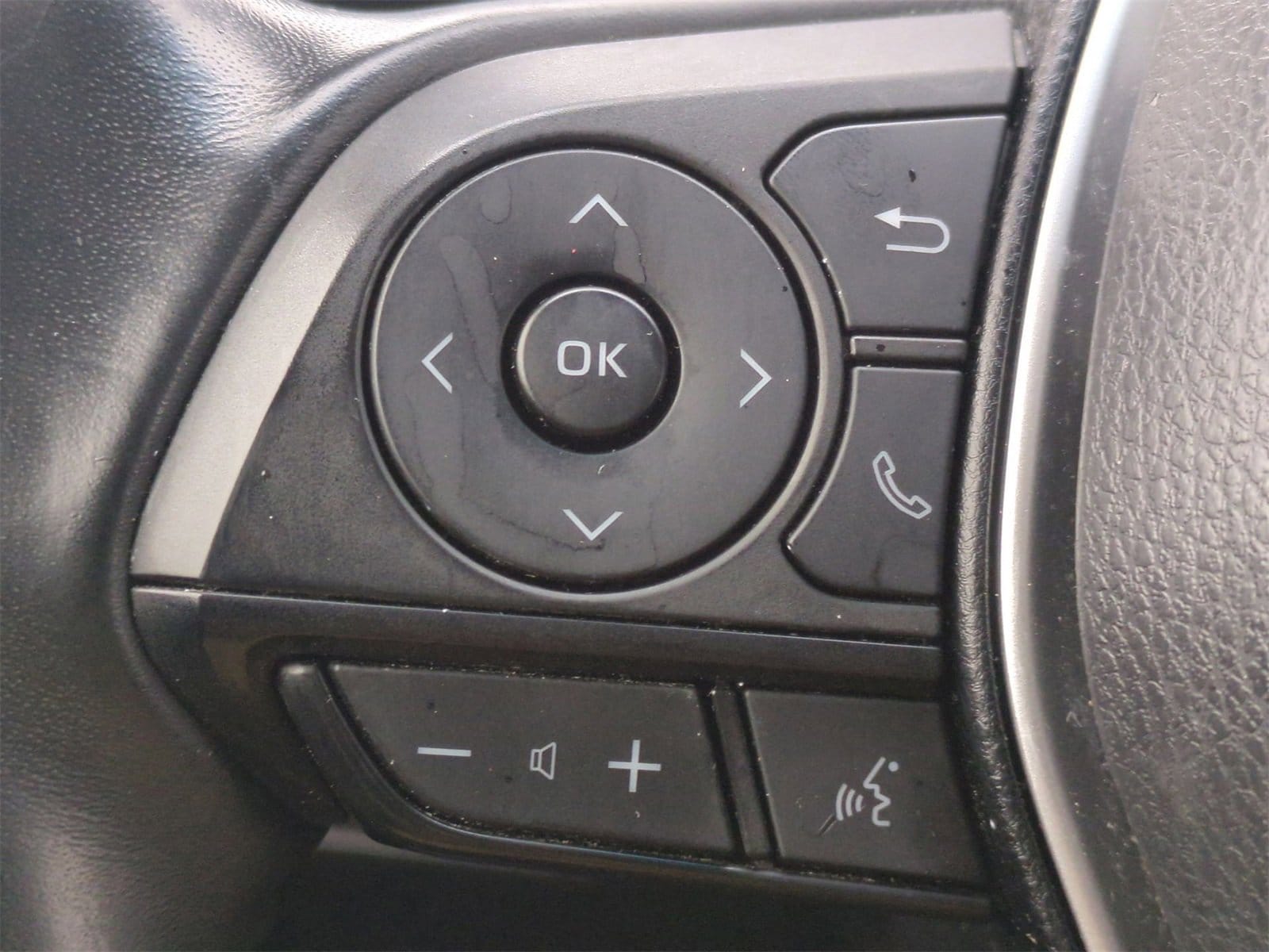 Thumbnail: 2021 Toyota Venza - 23