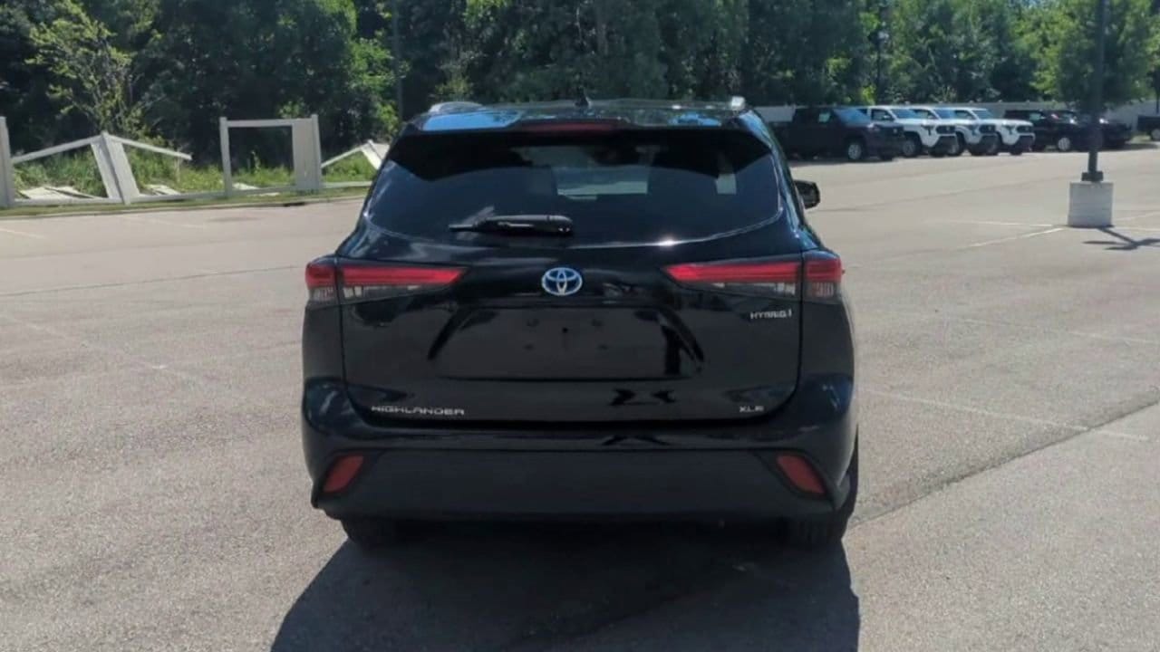 Thumbnail: 2022 Toyota Highlander - 7