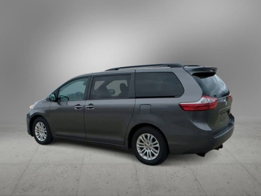 Thumbnail: 2017 Toyota Sienna - 6