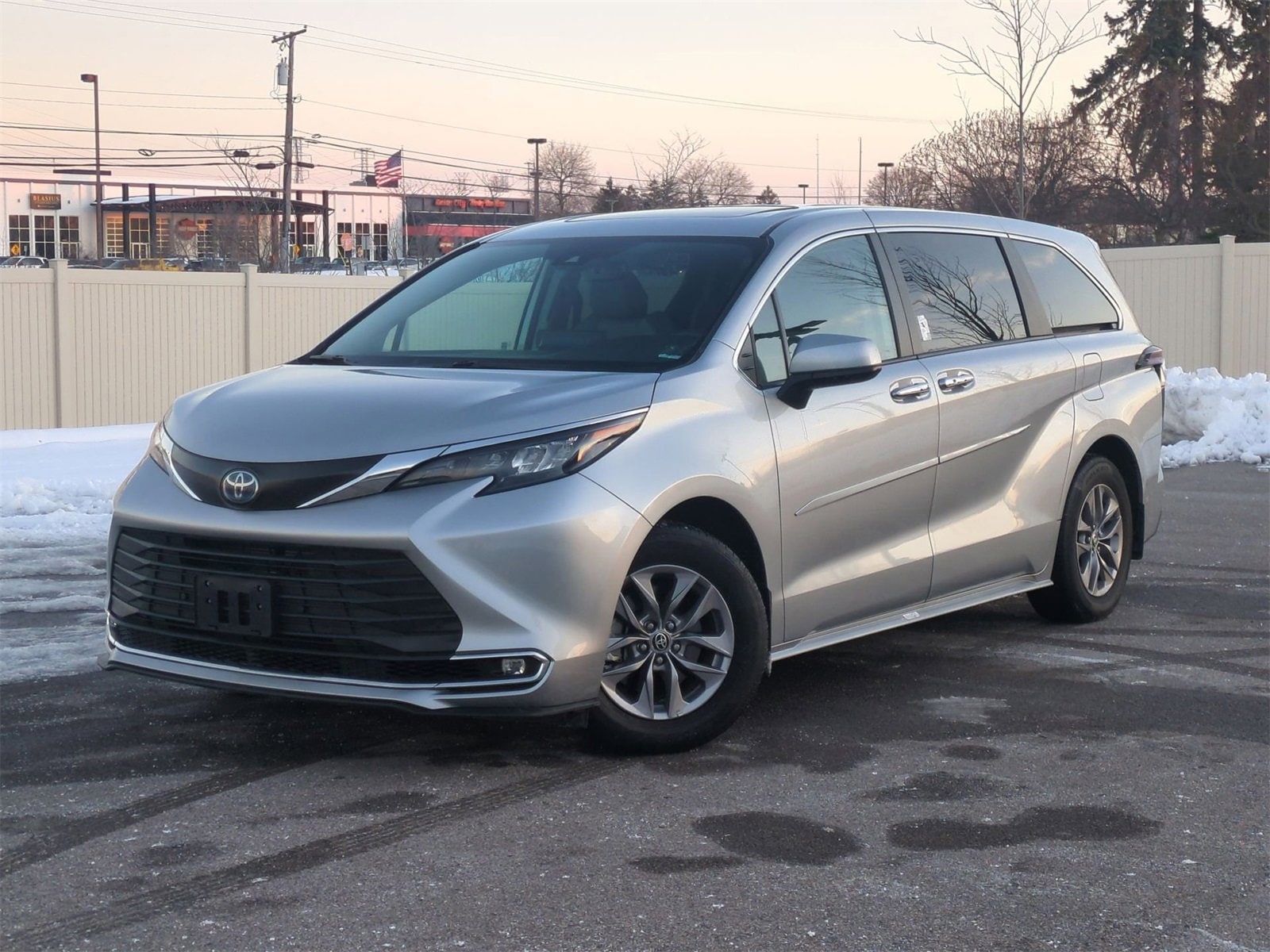 2024 Toyota Sienna XLE's photo