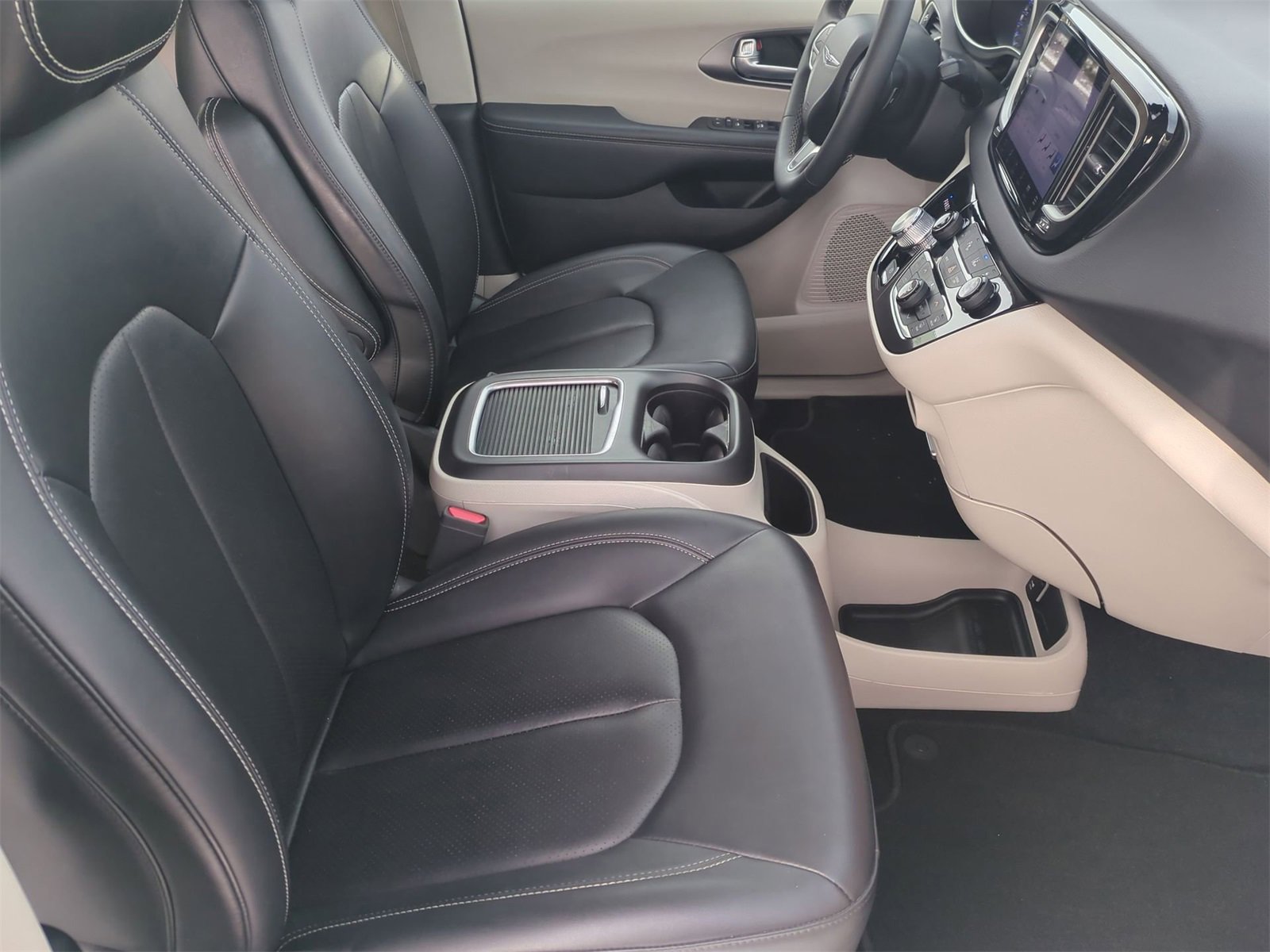 Thumbnail: 2024 Chrysler Pacifica - 22