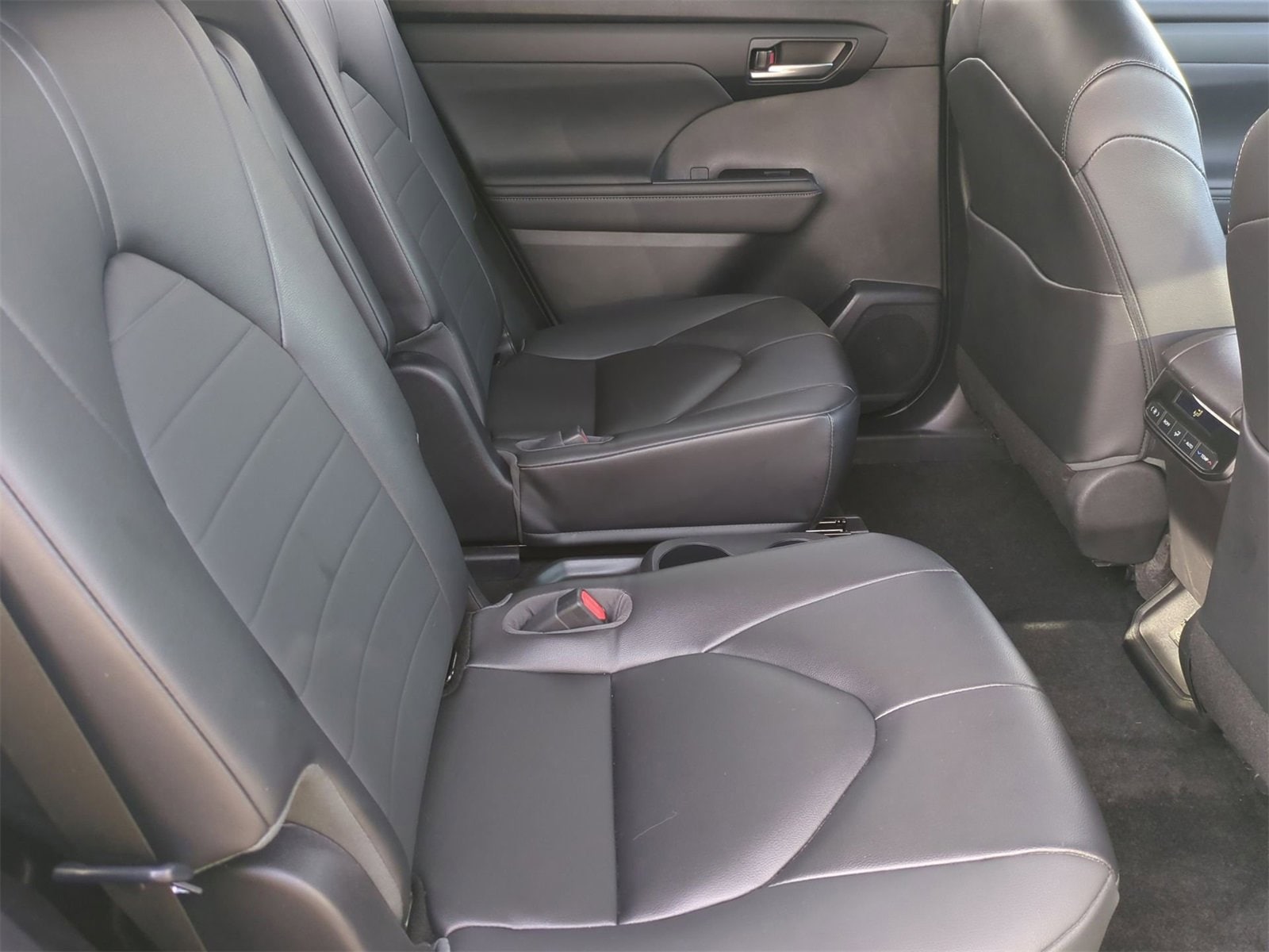 Thumbnail: 2023 Toyota Highlander - 21