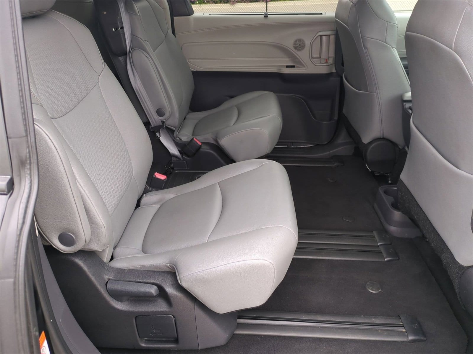 2023 Toyota Sienna XLE 21