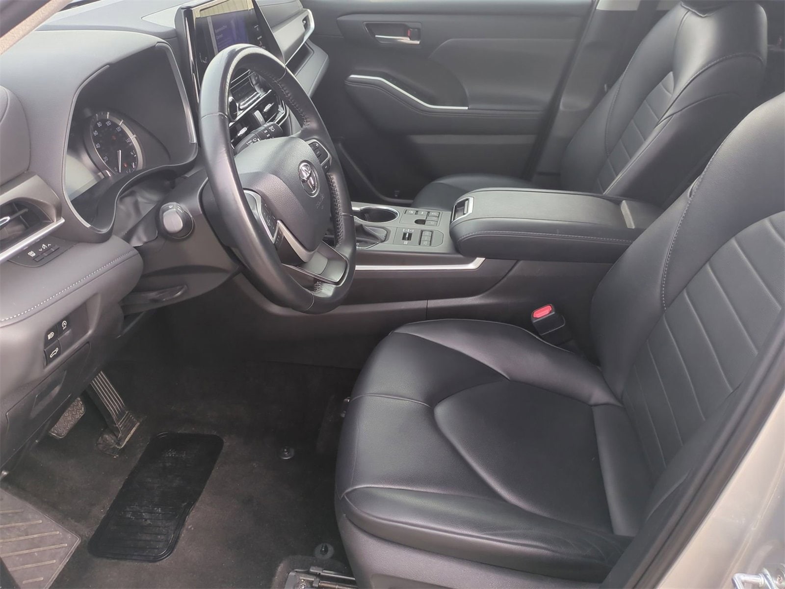 Thumbnail: 2023 Toyota Highlander - 16