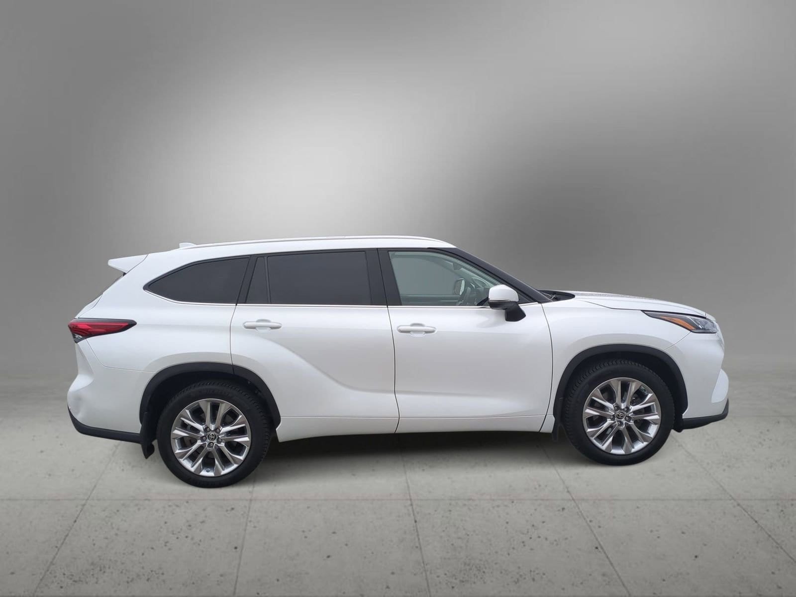 Thumbnail: 2023 Toyota Highlander - 9