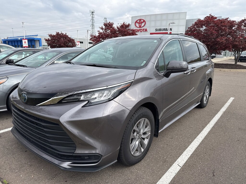 Used 2022 Toyota Sienna LE 8 Passenger Van Passenger Van
