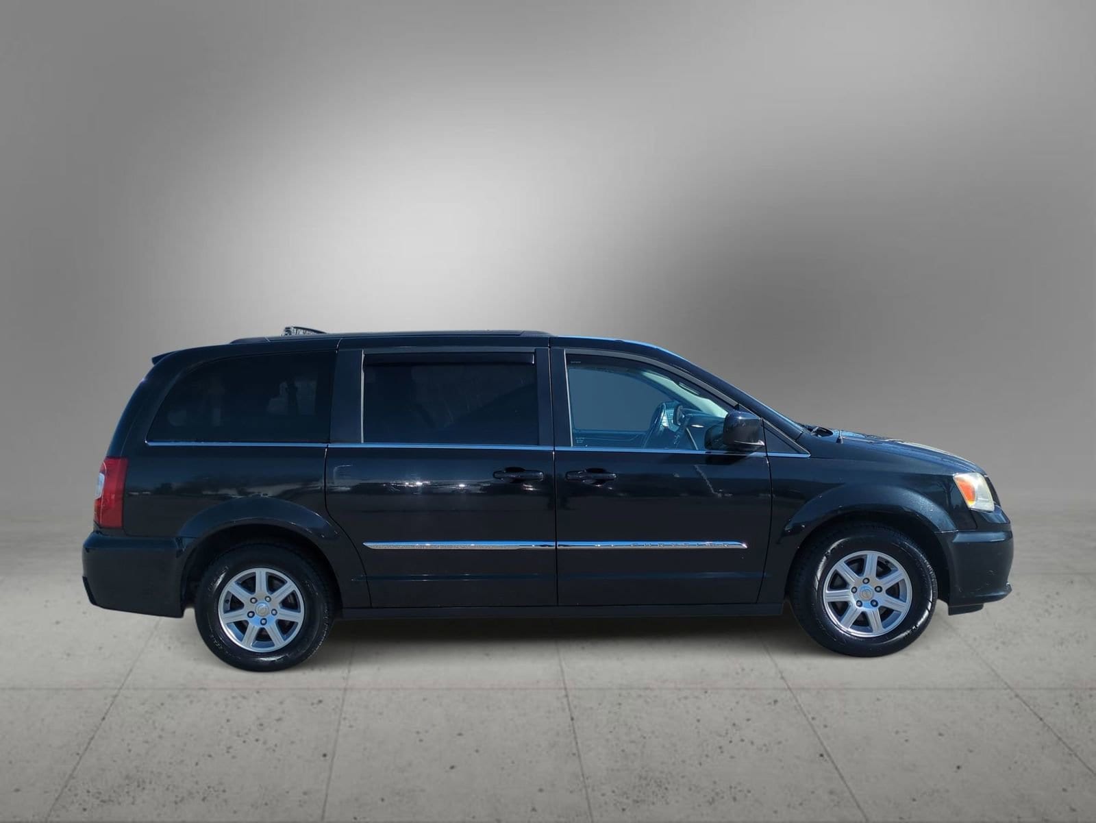 Thumbnail: 2013 Chrysler Town & Country - 9