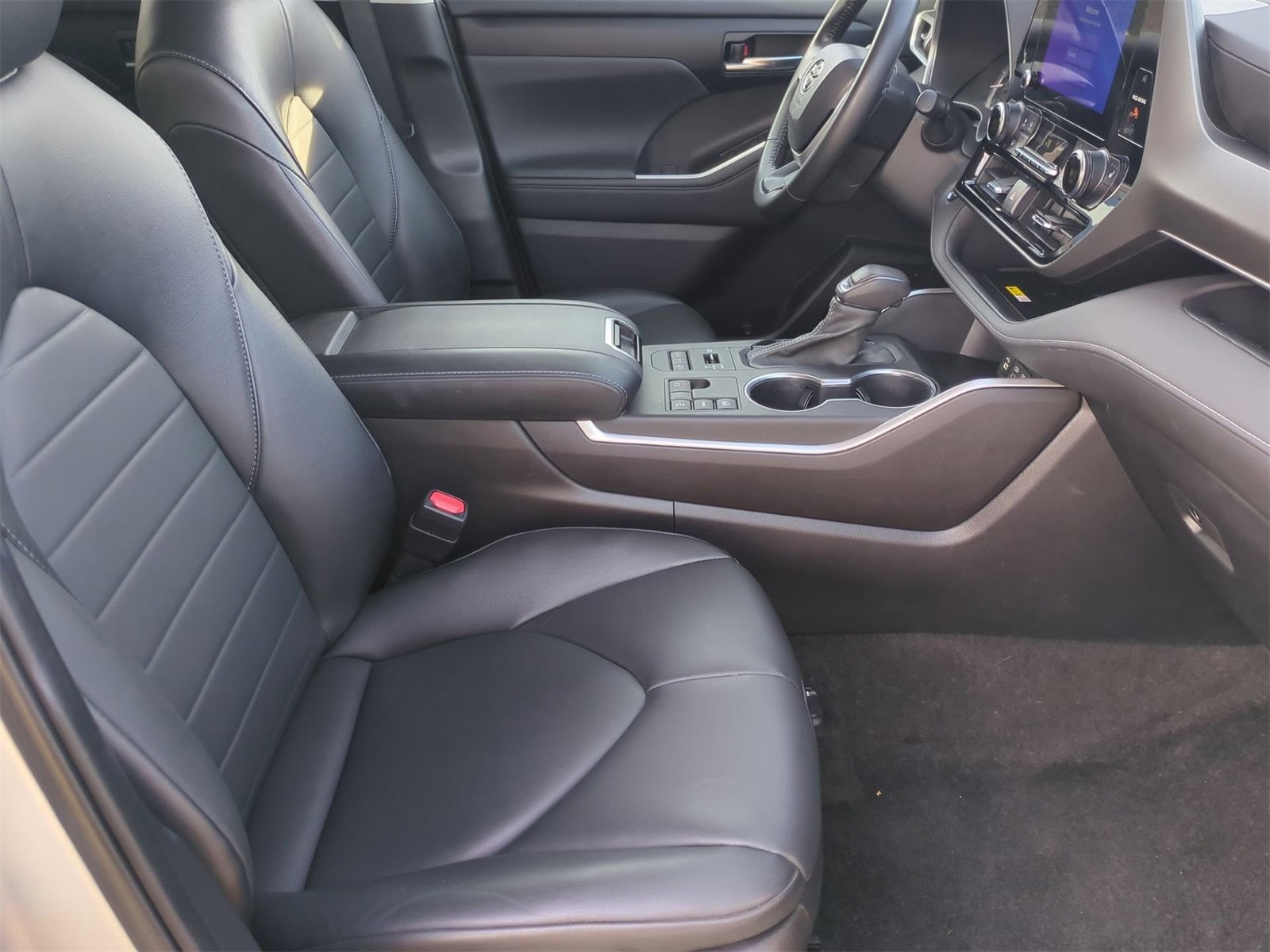 Thumbnail: 2023 Toyota Highlander - 24