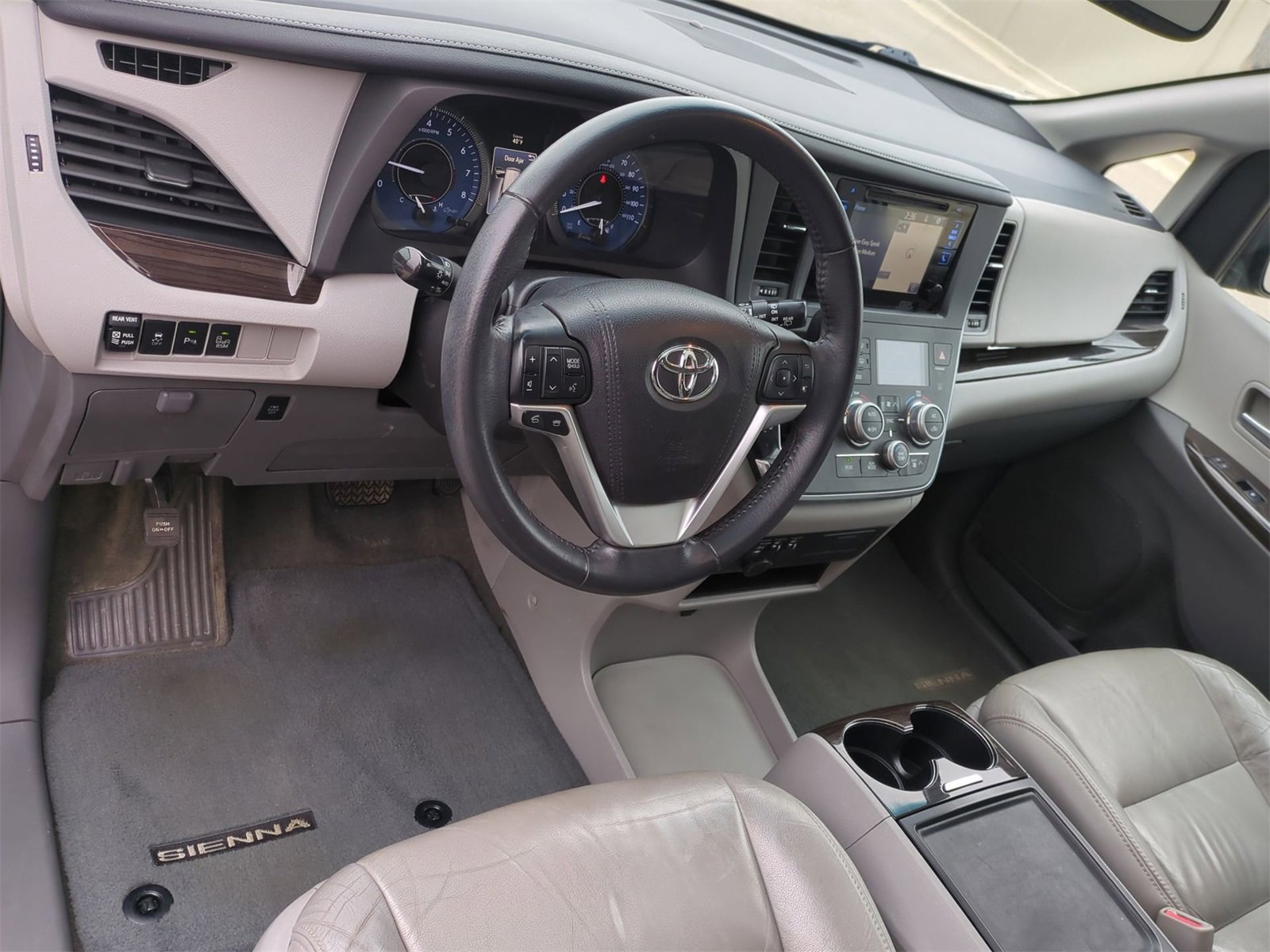 Thumbnail: 2017 Toyota Sienna - 10