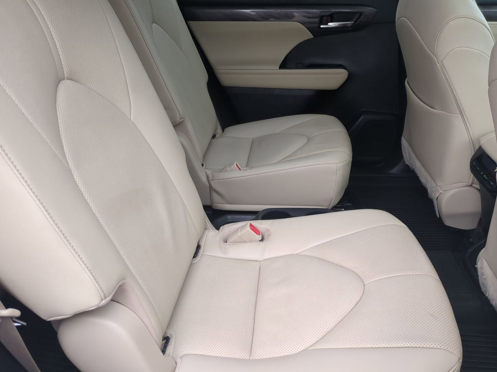 Thumbnail: 2023 Toyota Highlander - 21