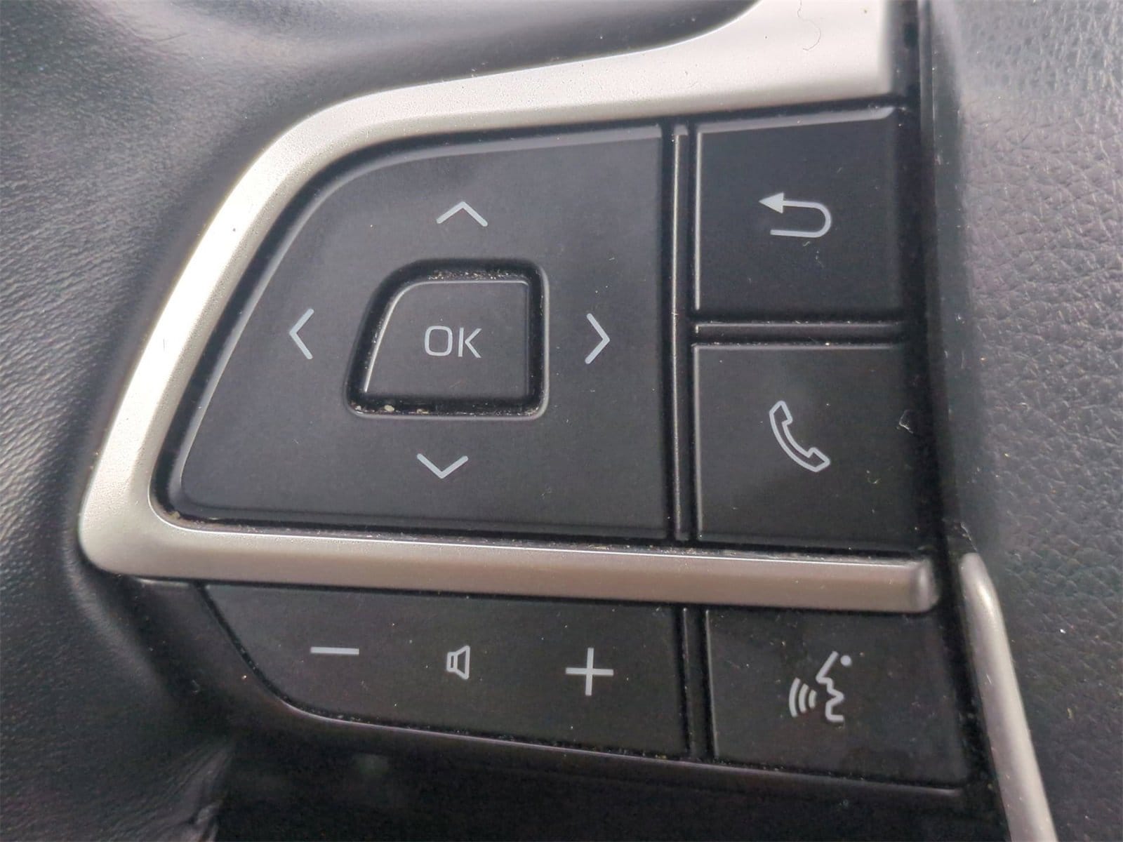 Thumbnail: 2023 Toyota Highlander - 25