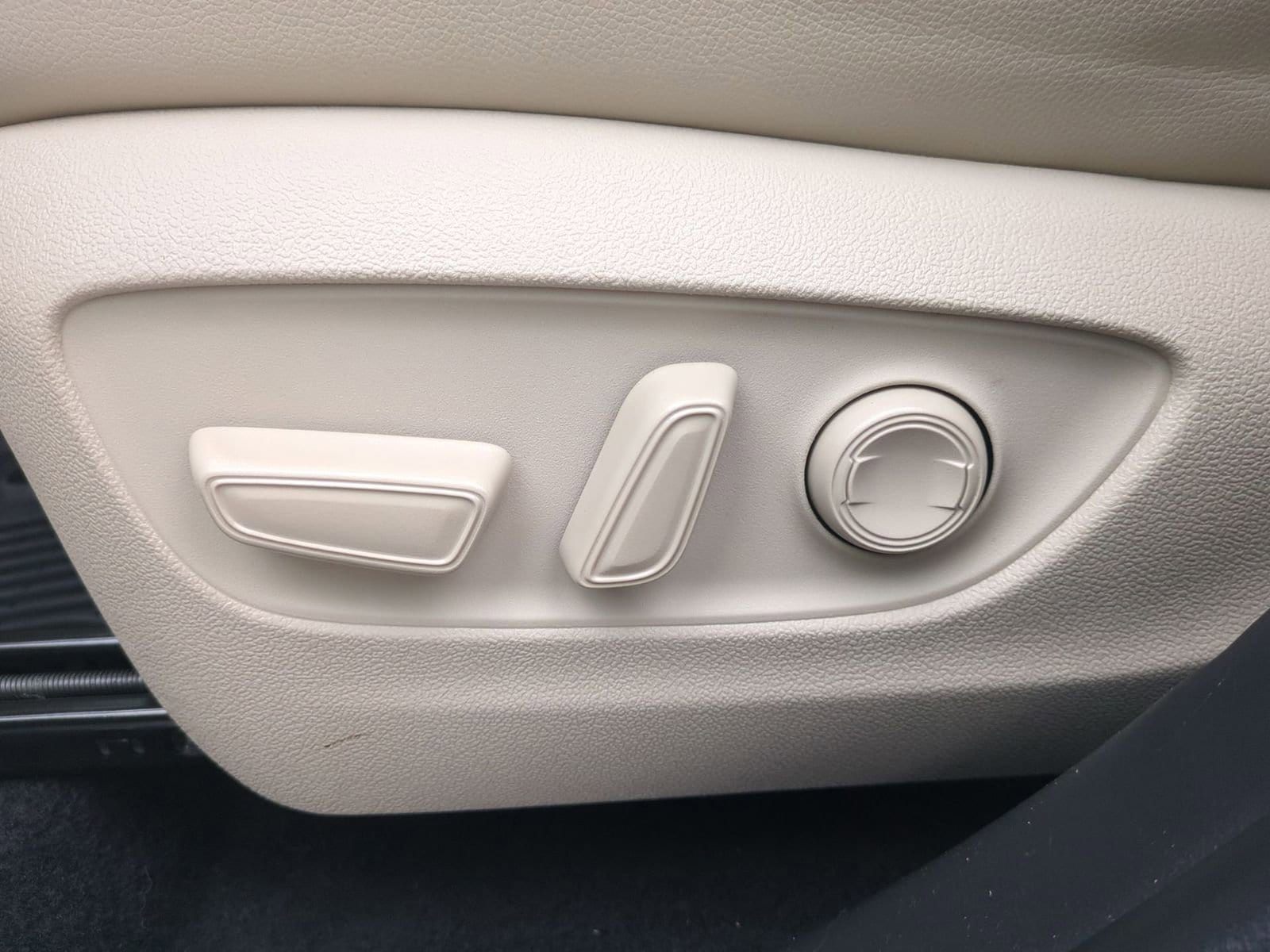 Thumbnail: 2023 Toyota Highlander - 17