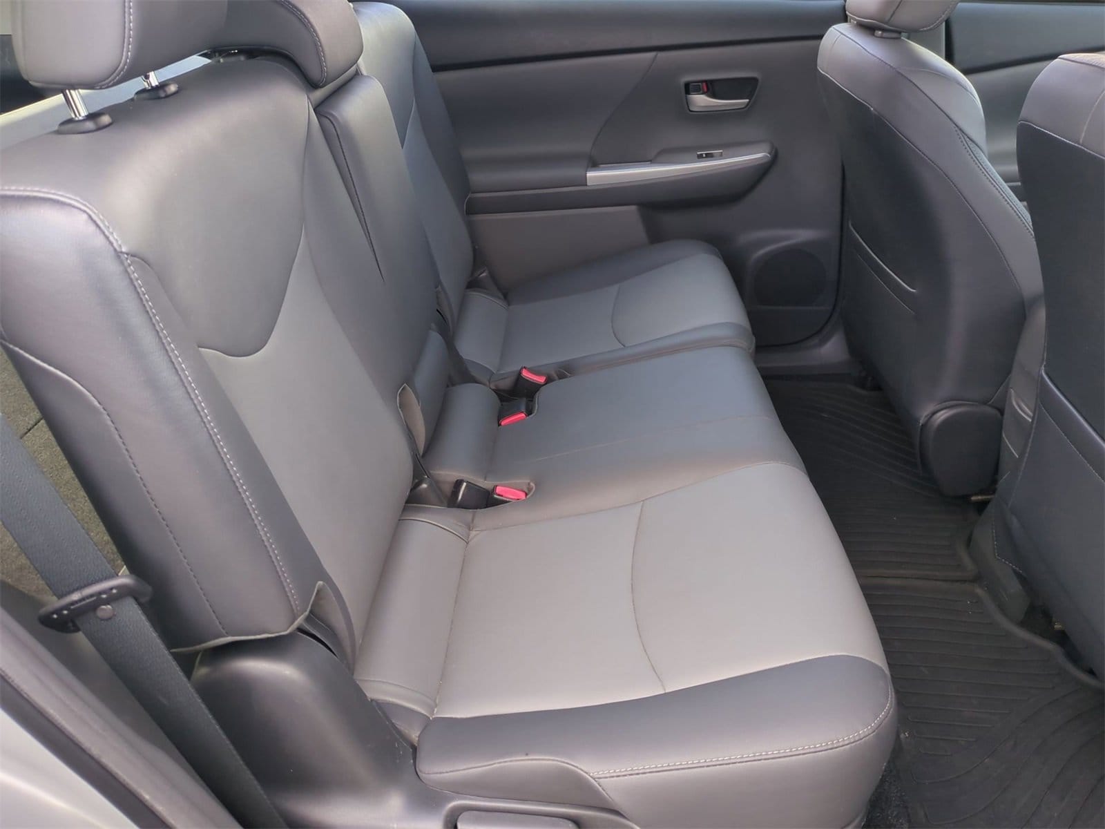 Thumbnail: 2014 Toyota Prius v - 20