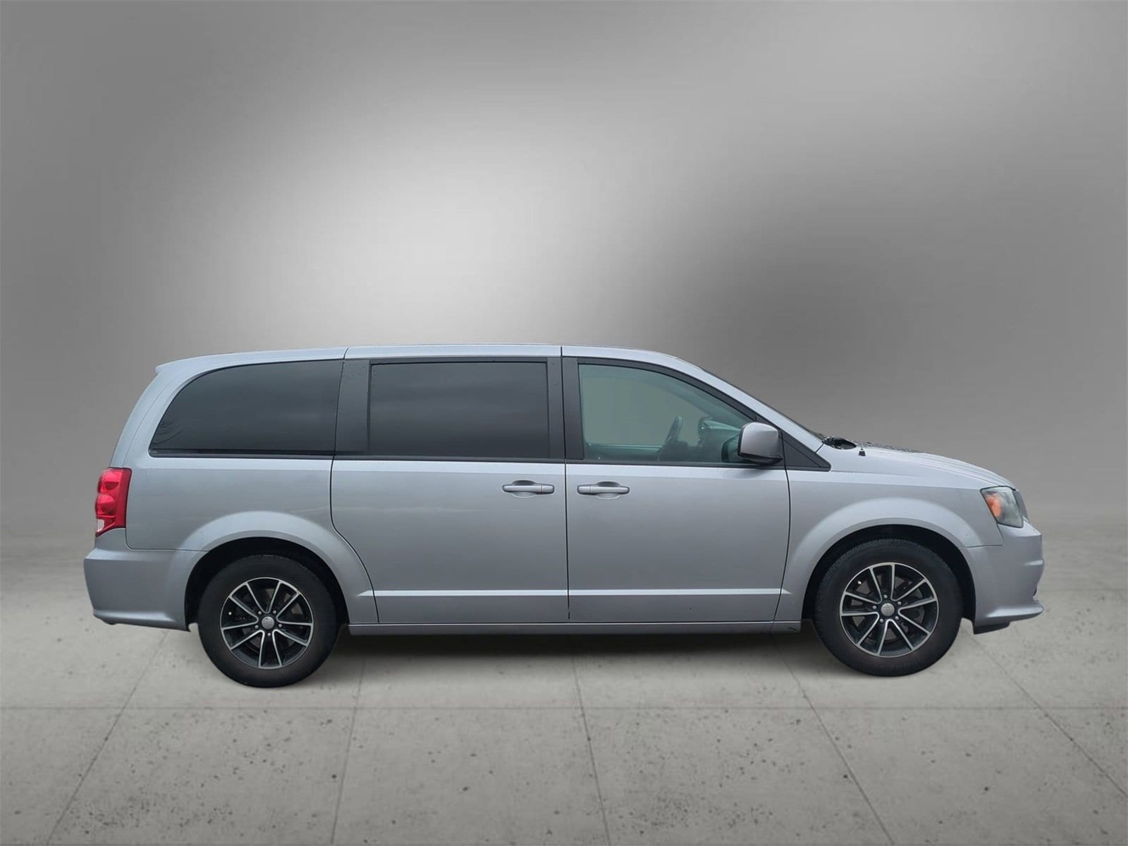 Thumbnail: 2018 Dodge Grand Caravan - 9