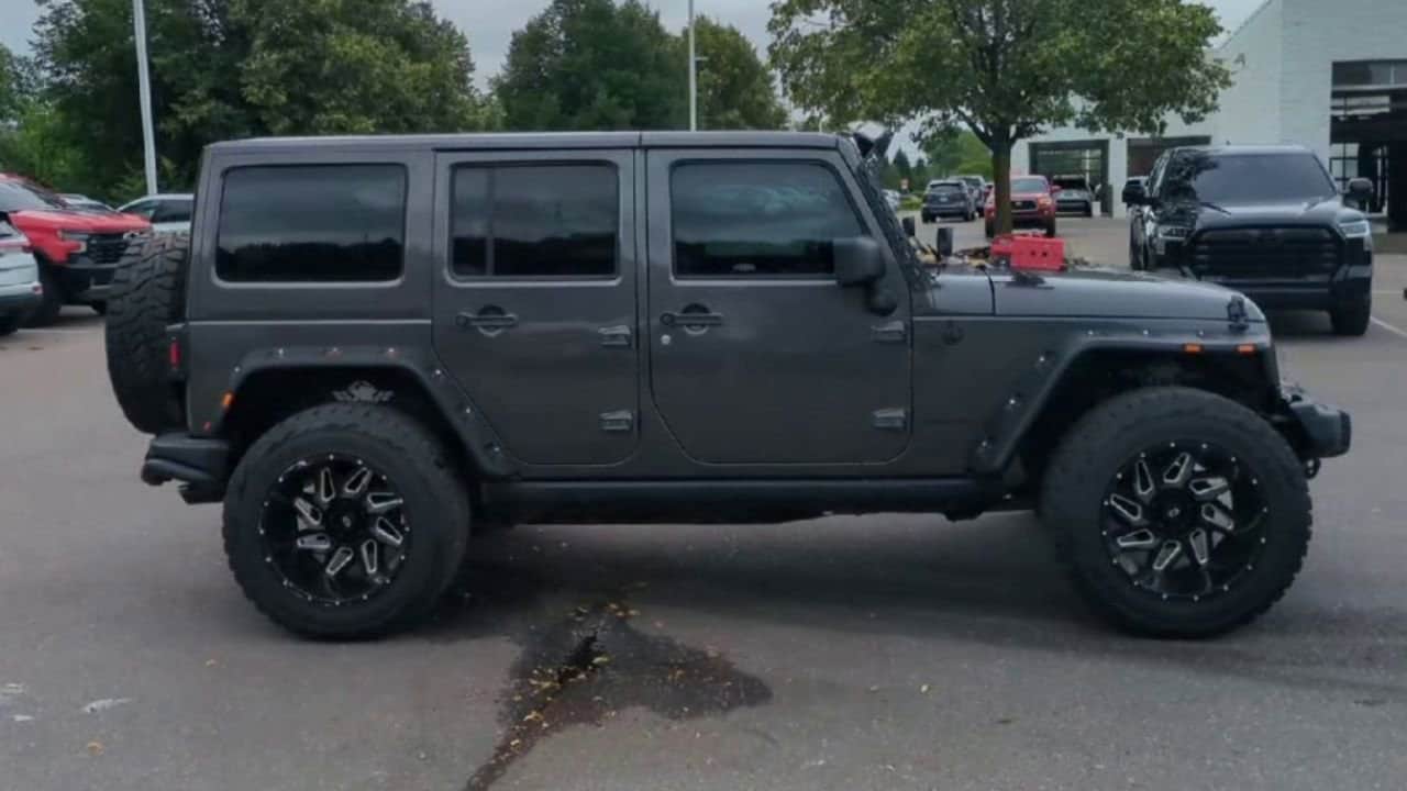 Thumbnail: 2016 Jeep Wrangler - 9