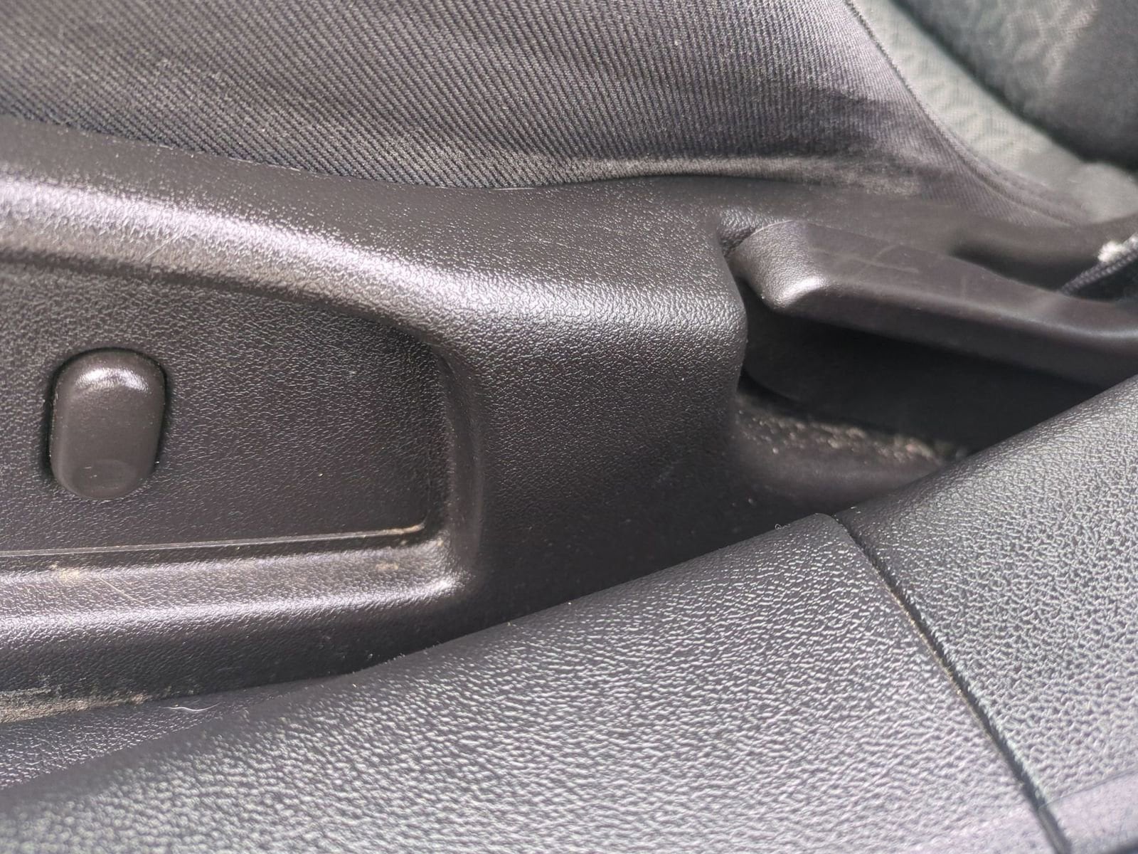 Thumbnail: 2009 Pontiac G6 - 17