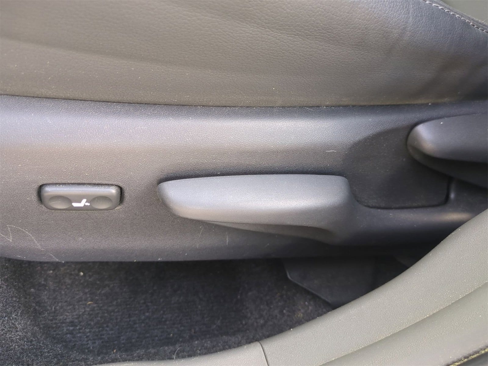 Thumbnail: 2014 Toyota Prius v - 17