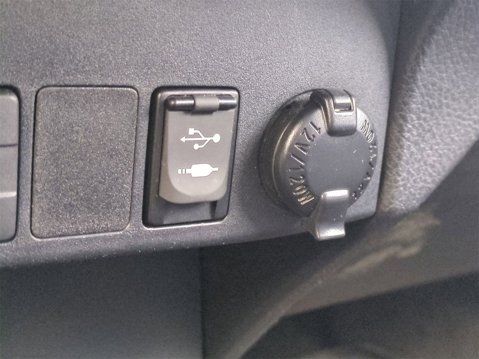 Thumbnail: 2017 Toyota RAV4 - 32