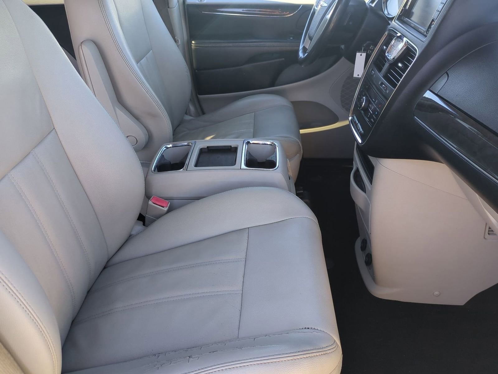 Thumbnail: 2013 Chrysler Town & Country - 21