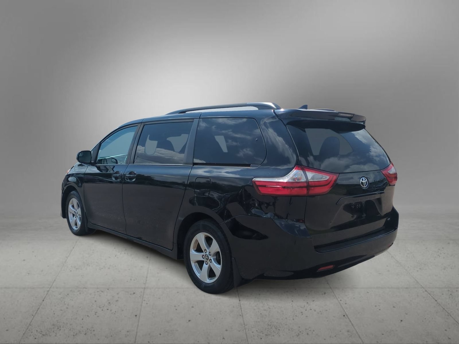 Thumbnail: 2019 Toyota Sienna - 6