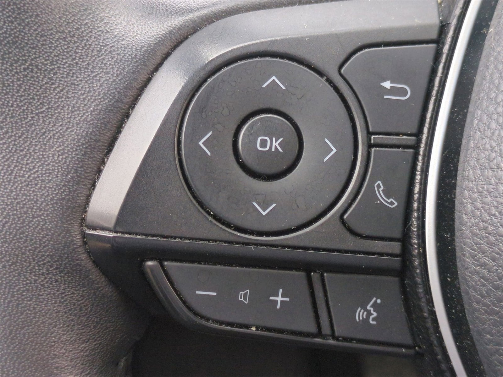 Thumbnail: 2021 Toyota RAV4 - 25
