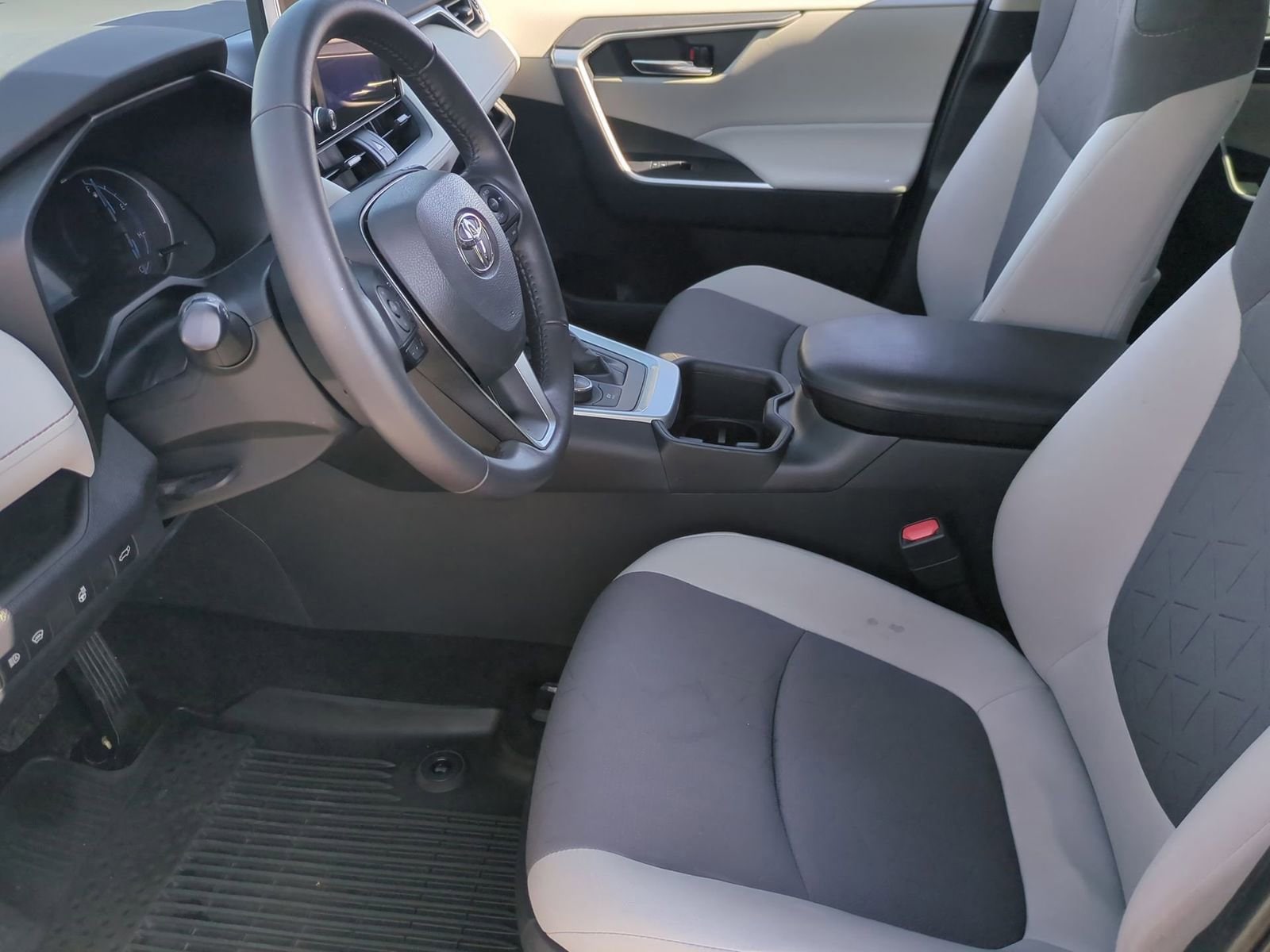 Thumbnail: 2023 Toyota RAV4 - 16