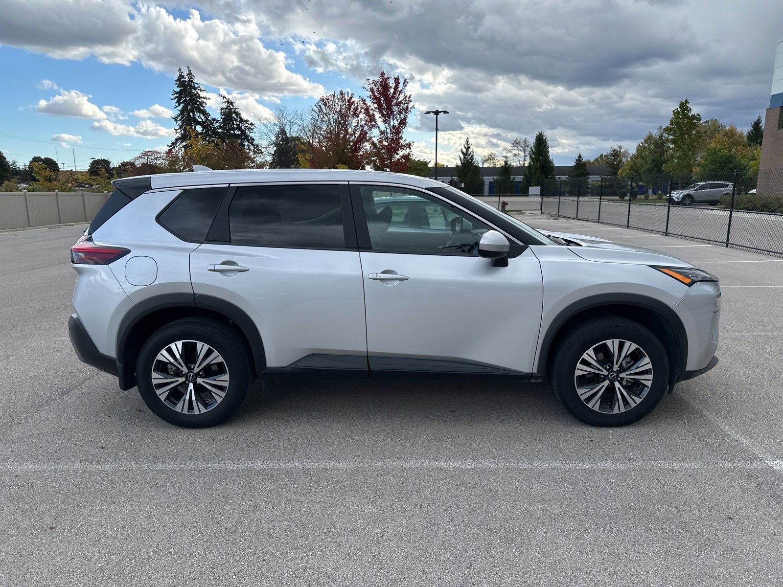 2023 Nissan Rogue SV photo 3