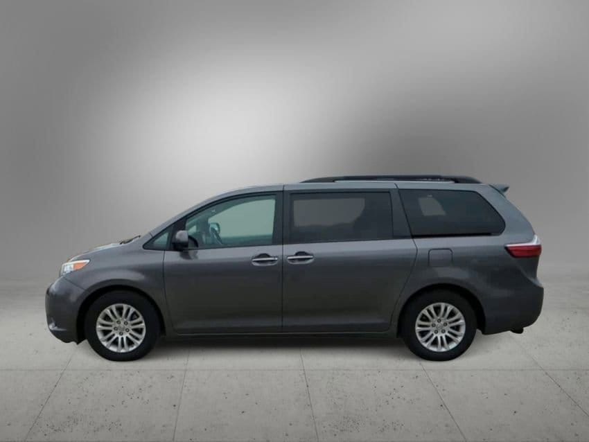 Thumbnail: 2017 Toyota Sienna - 5