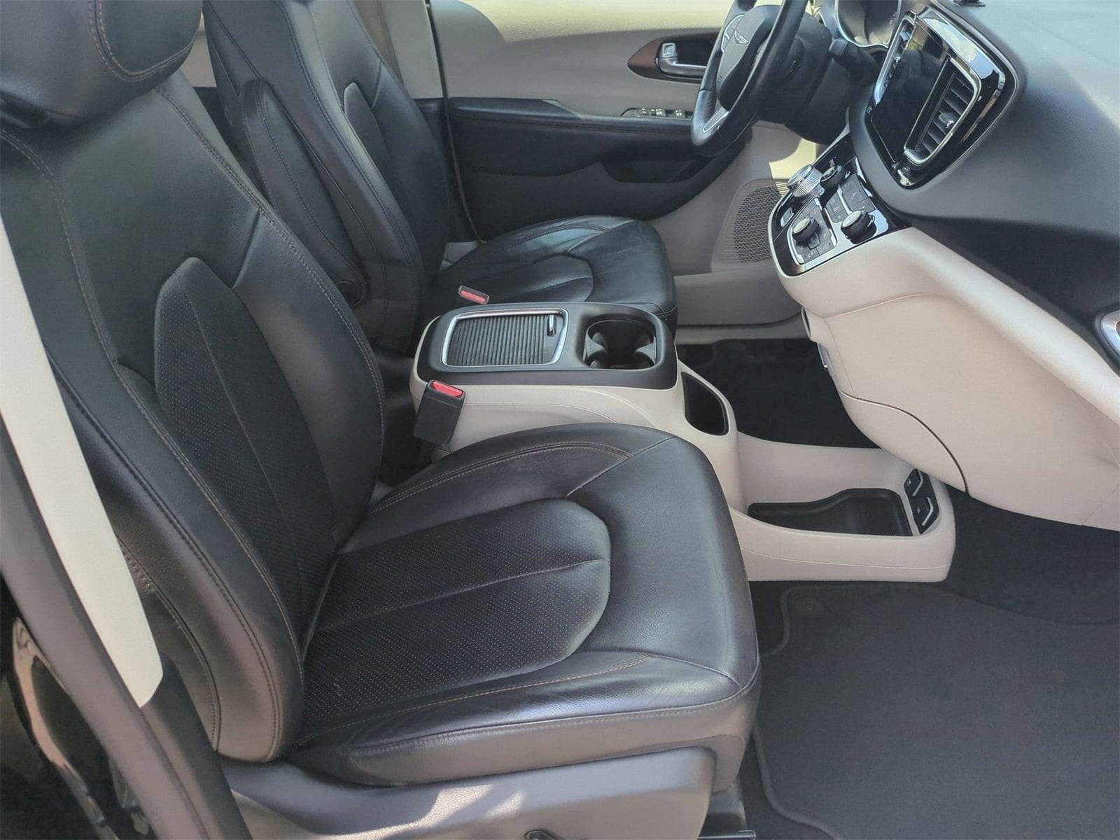 Thumbnail: 2017 Chrysler Pacifica - 21