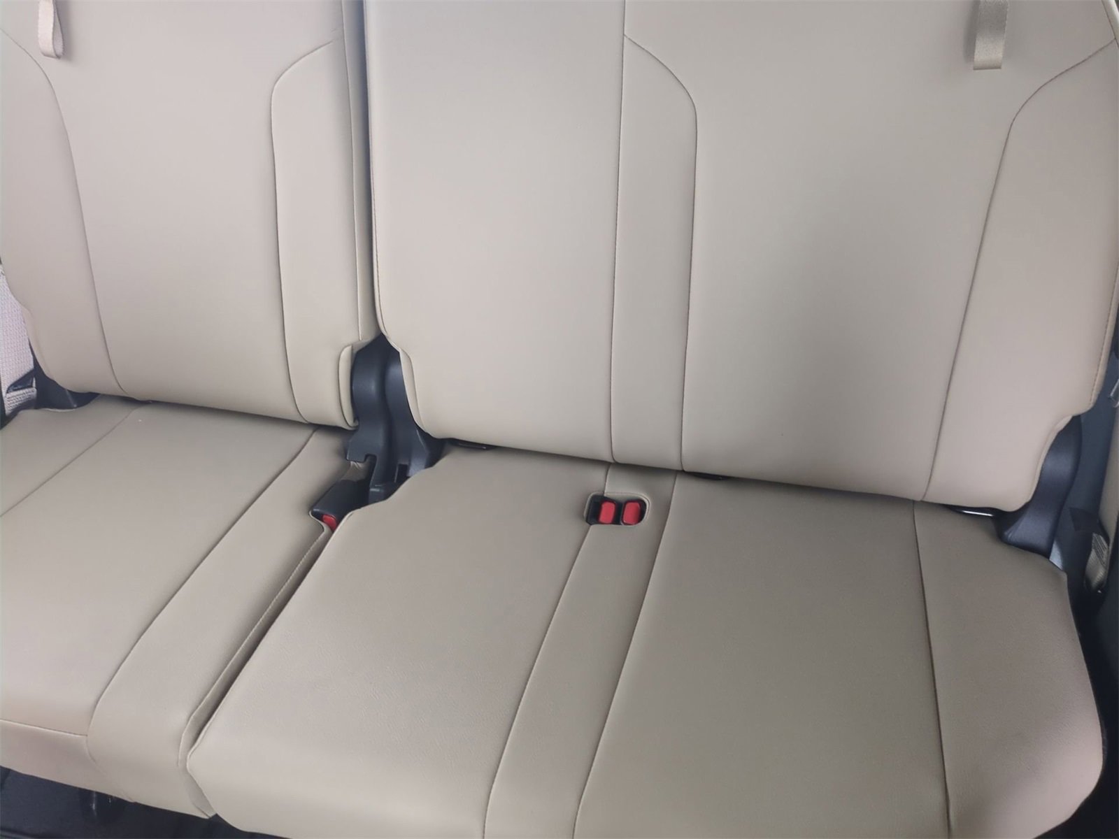 Thumbnail: 2022 Toyota Sienna - 22