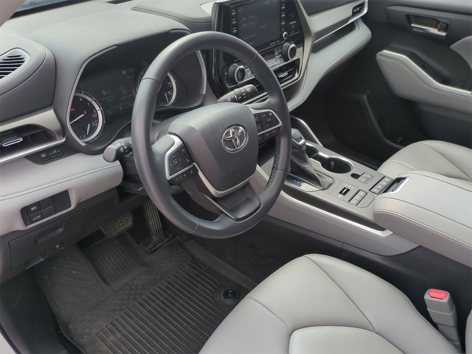 Thumbnail: 2022 Toyota Highlander - 10