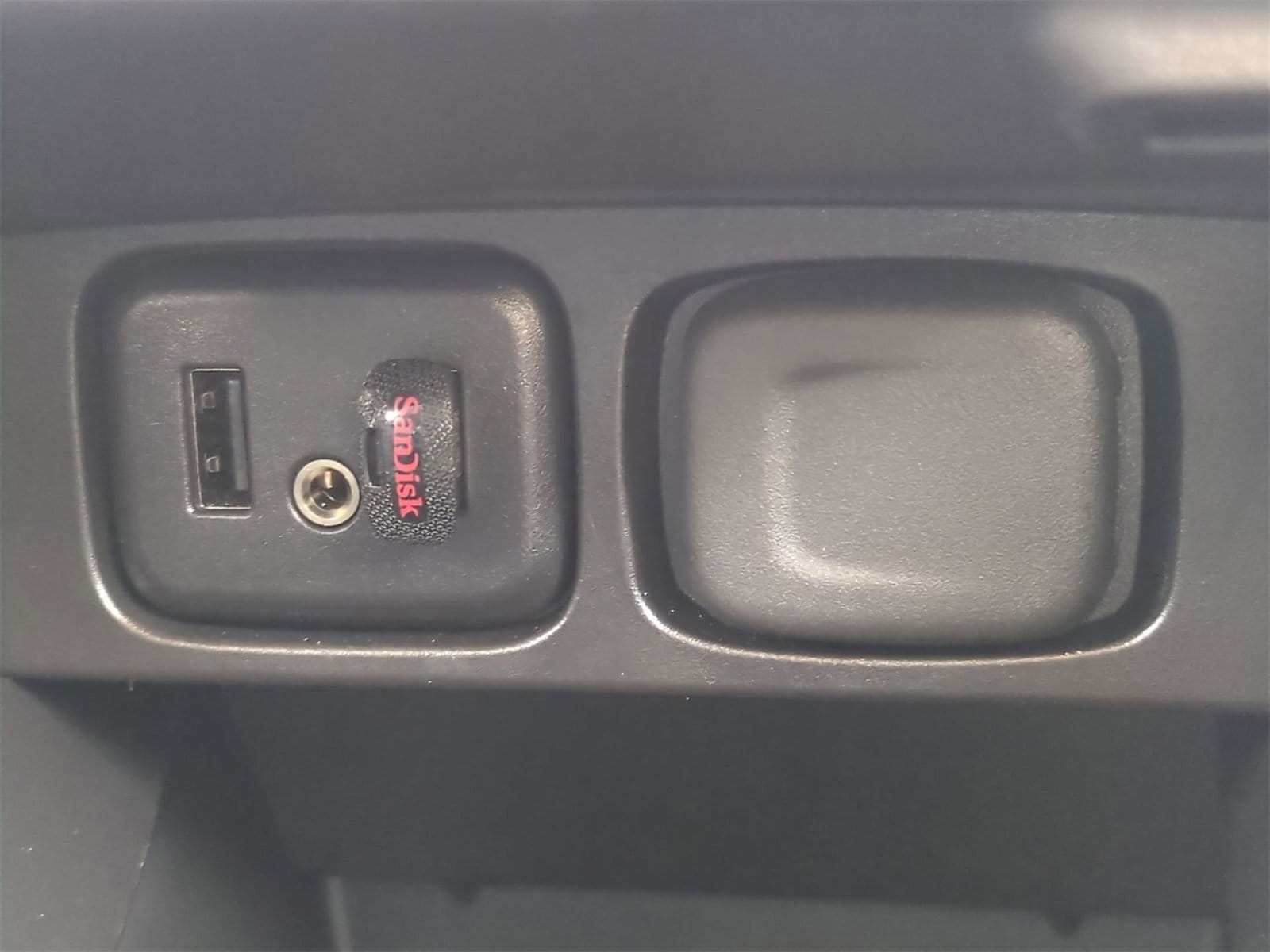 Thumbnail: 2018 Buick Encore - 32