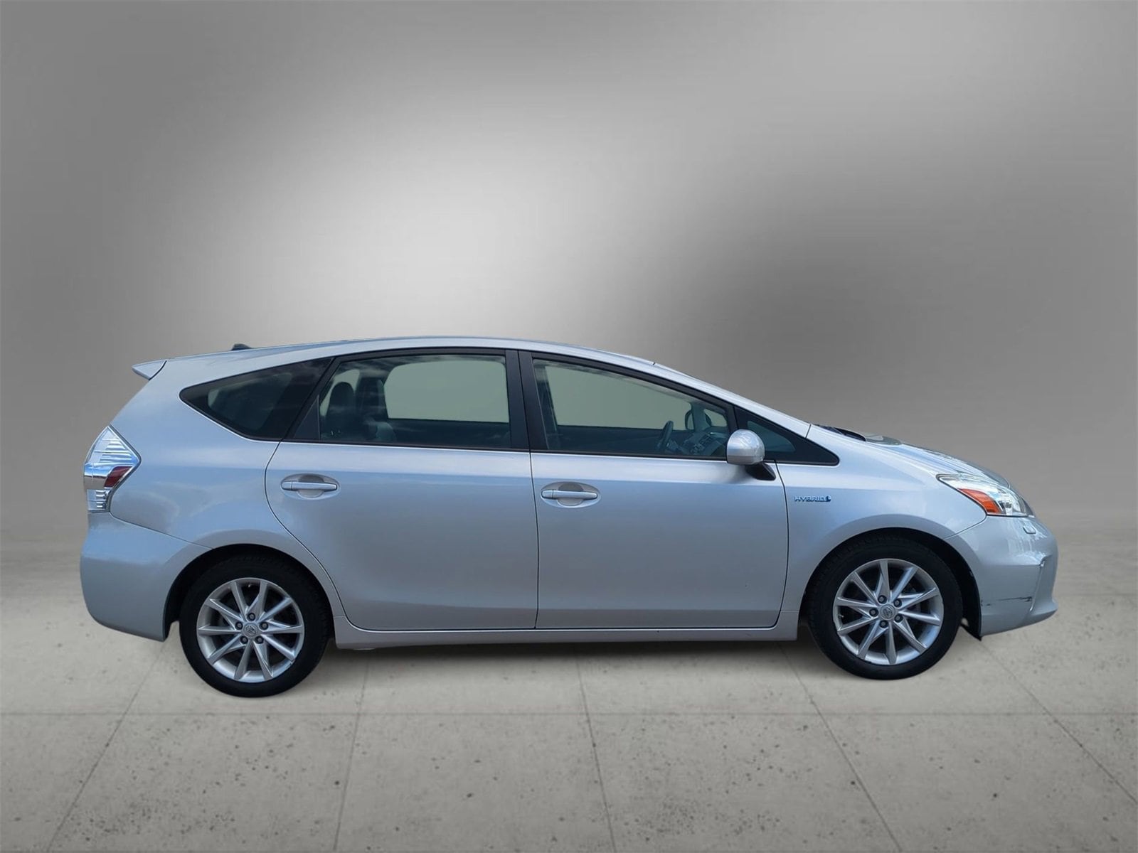 Thumbnail: 2014 Toyota Prius v - 9