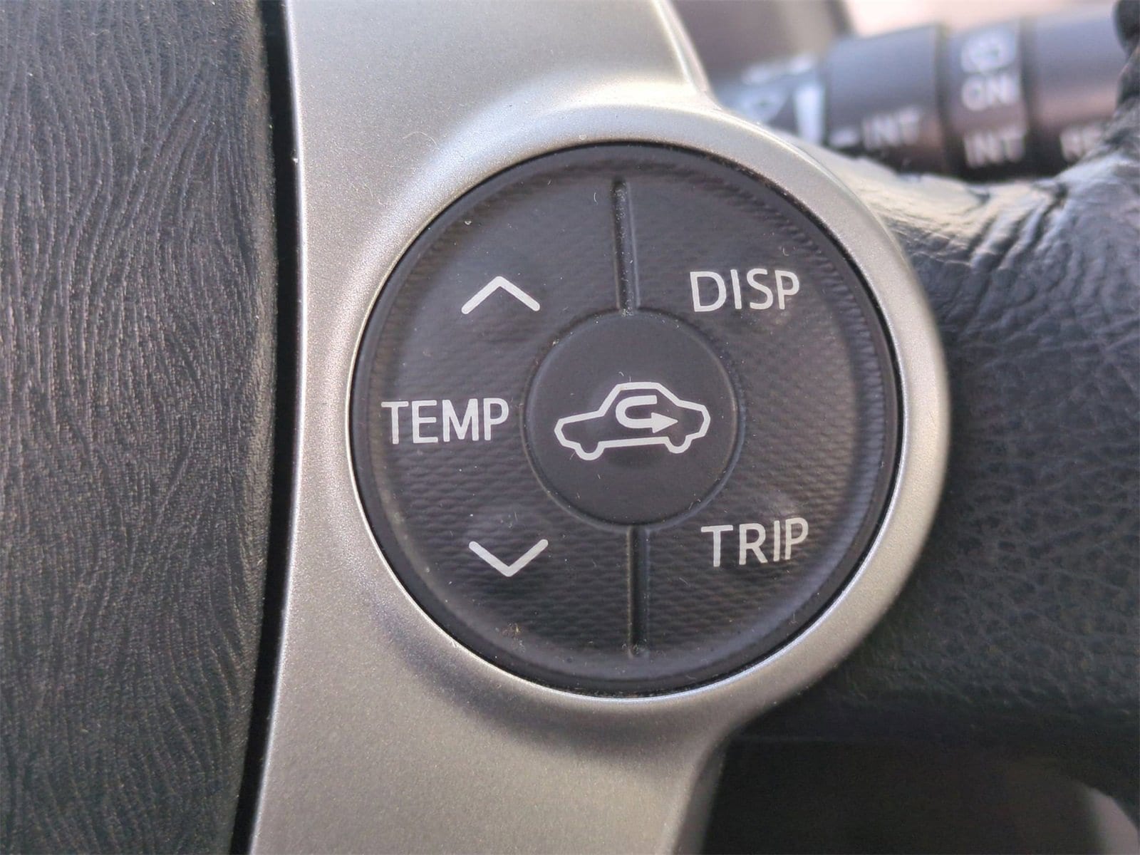 Thumbnail: 2014 Toyota Prius v - 24