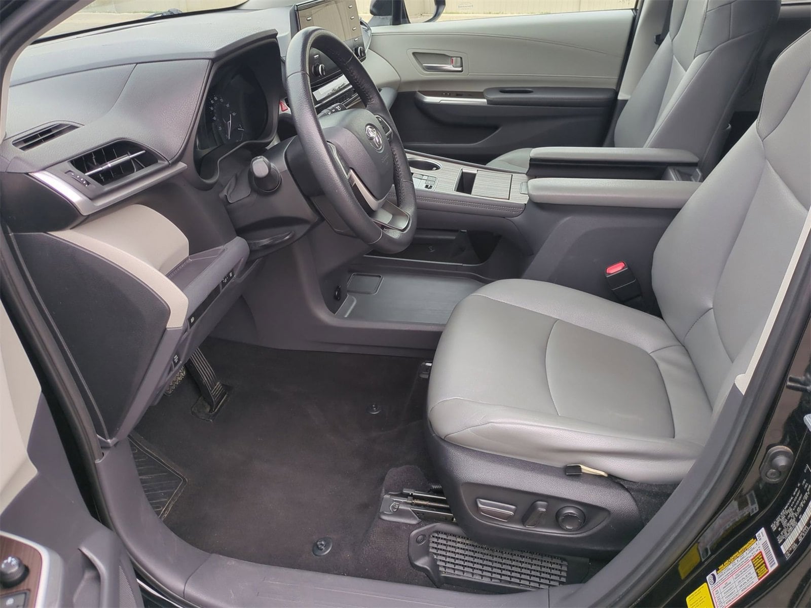 2023 Toyota Sienna XLE 16