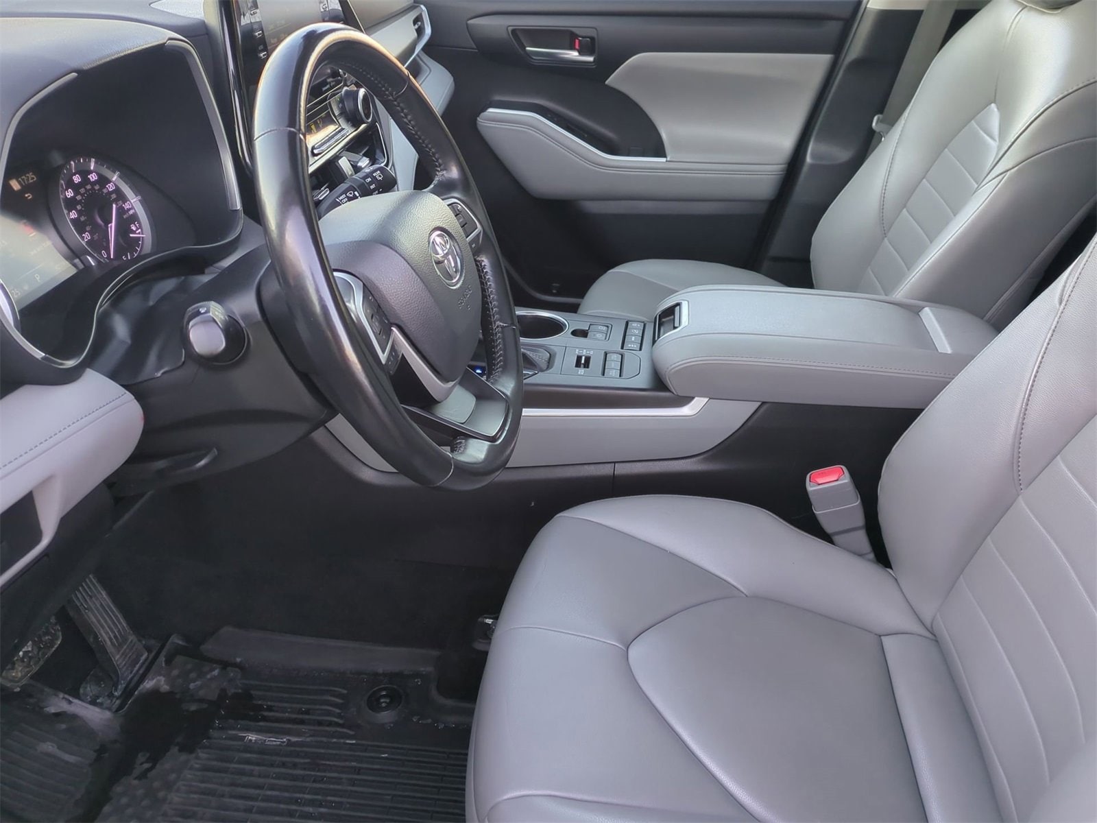 Thumbnail: 2022 Toyota Highlander - 16