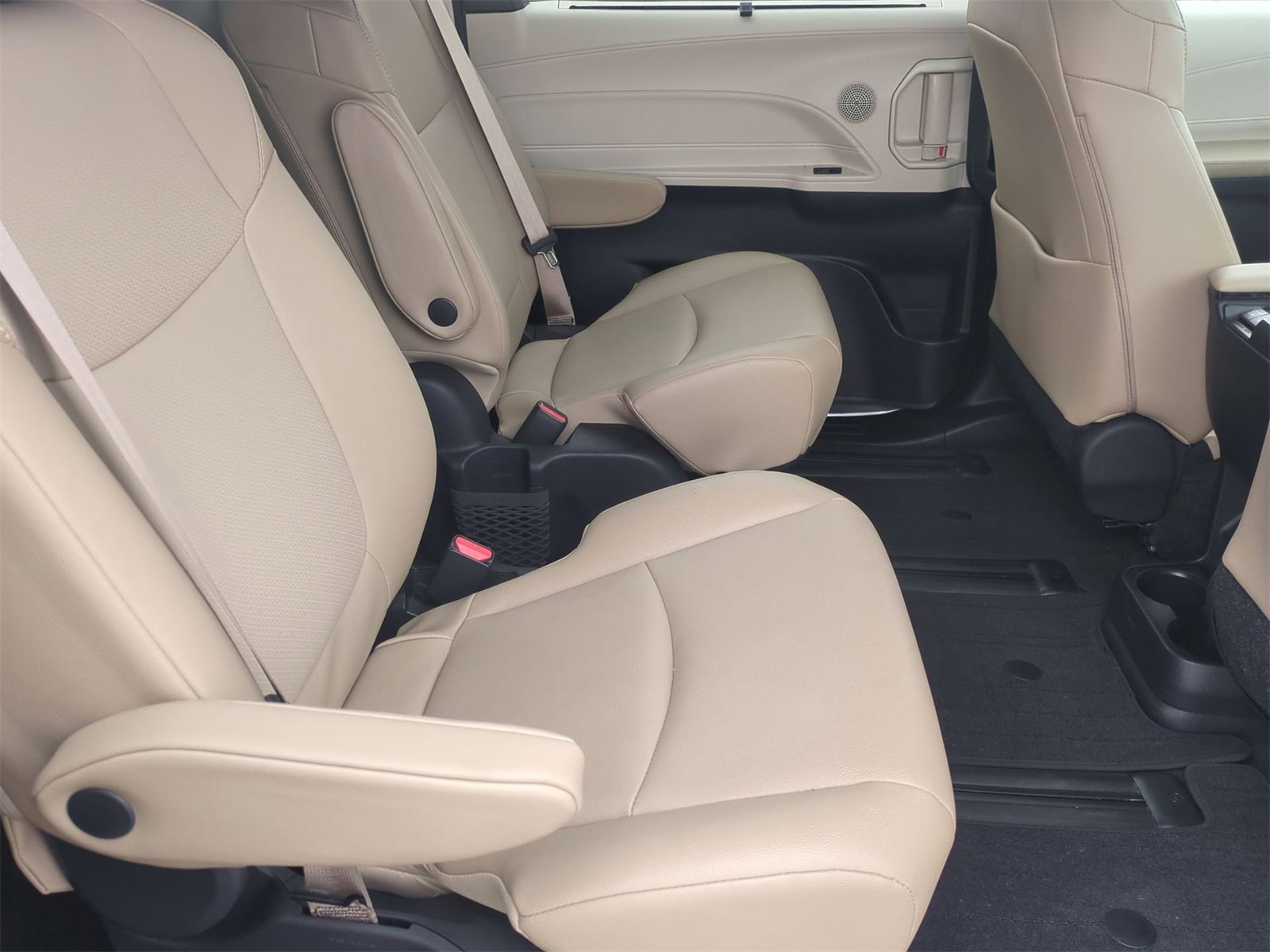 Thumbnail: 2022 Toyota Sienna - 21