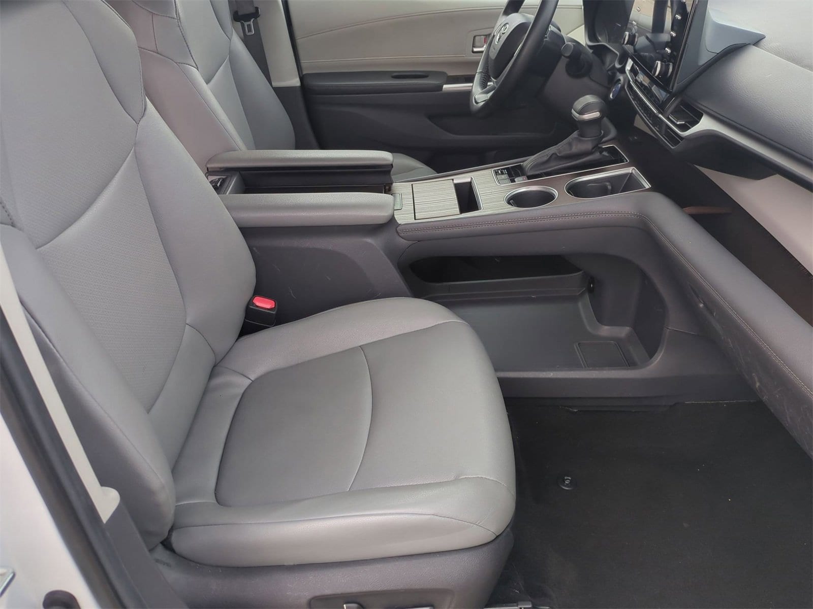 Thumbnail: 2024 Toyota Sienna - 24