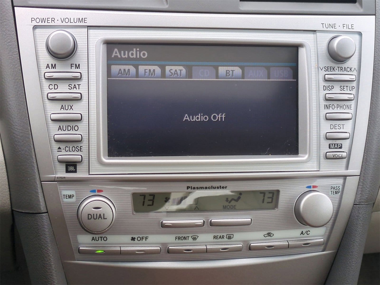 2010 Toyota Camry XLE 29