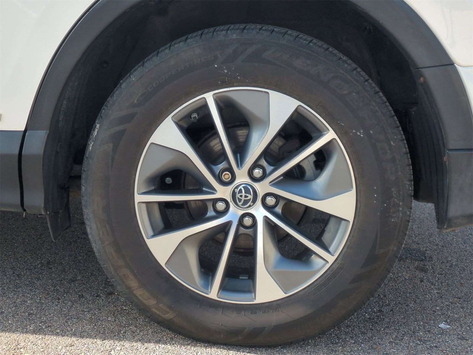 Thumbnail: 2018 Toyota RAV4 - 14