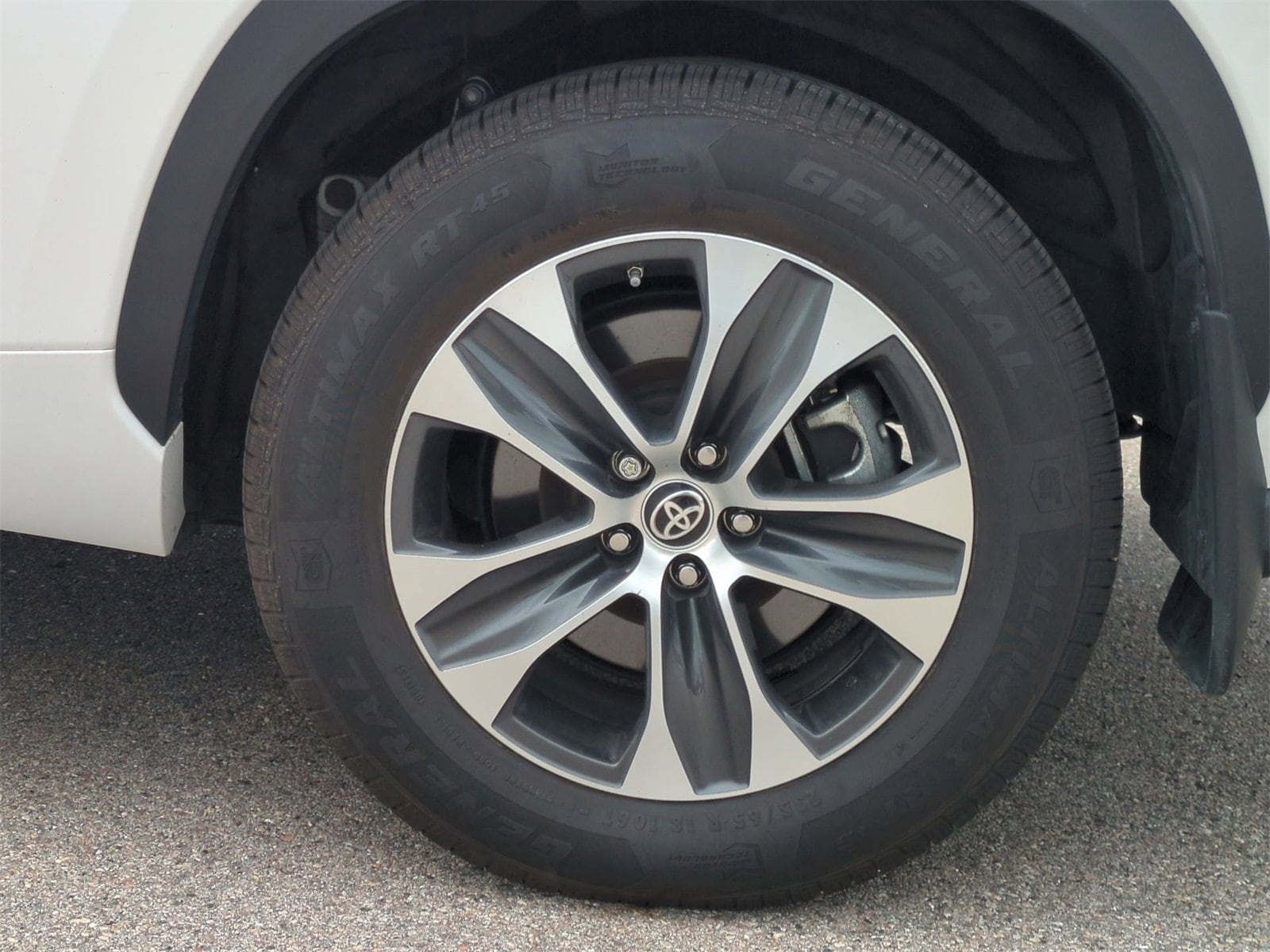 Thumbnail: 2022 Toyota Highlander - 14