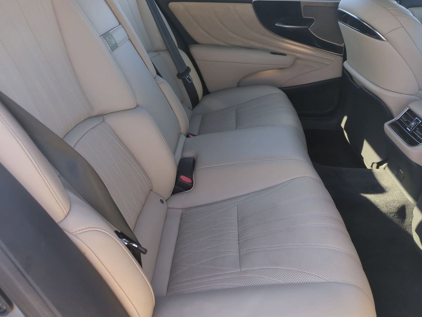 Thumbnail: 2021 Lexus LS - 21